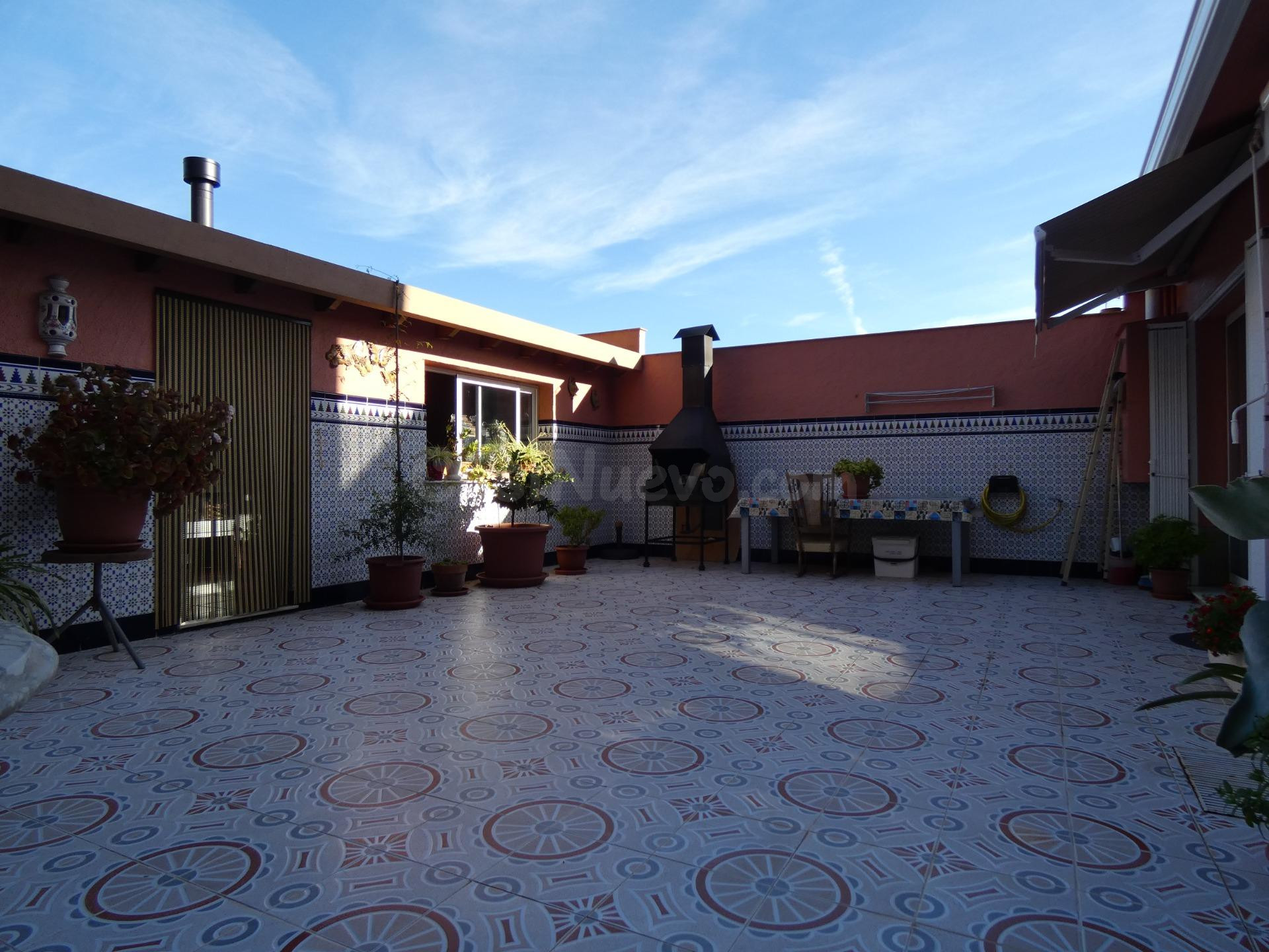 CALONGE:  Edificio de 3 viviendas, + garages, con gran patio de 70 m2. + barbacoa cubierta de 30, en el centro