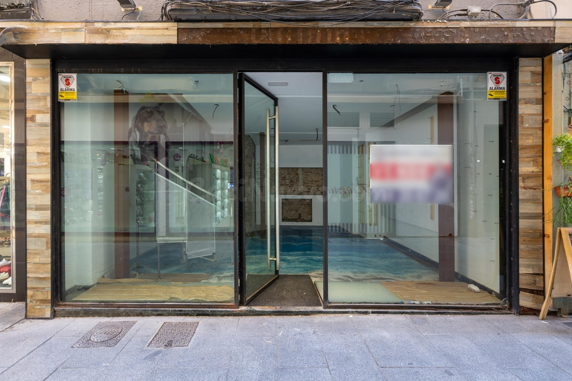 ATENCIÓN INVERSORES. Edificio comercial en pleno centro de Granada, entre Puentezuelas y Alhóndiga