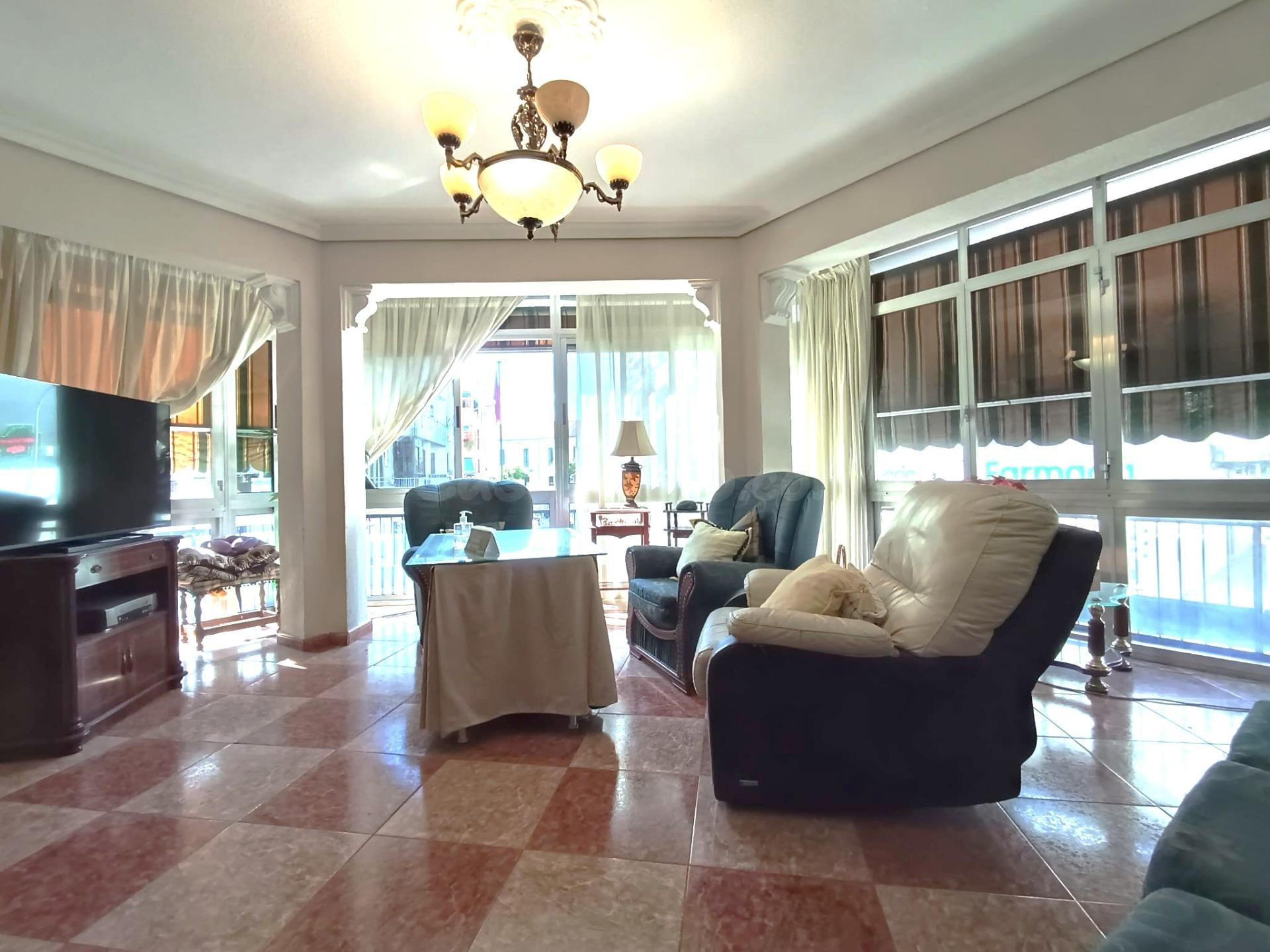 Gran vivienda con 5 dormitorios junto avenida Barcelona!!