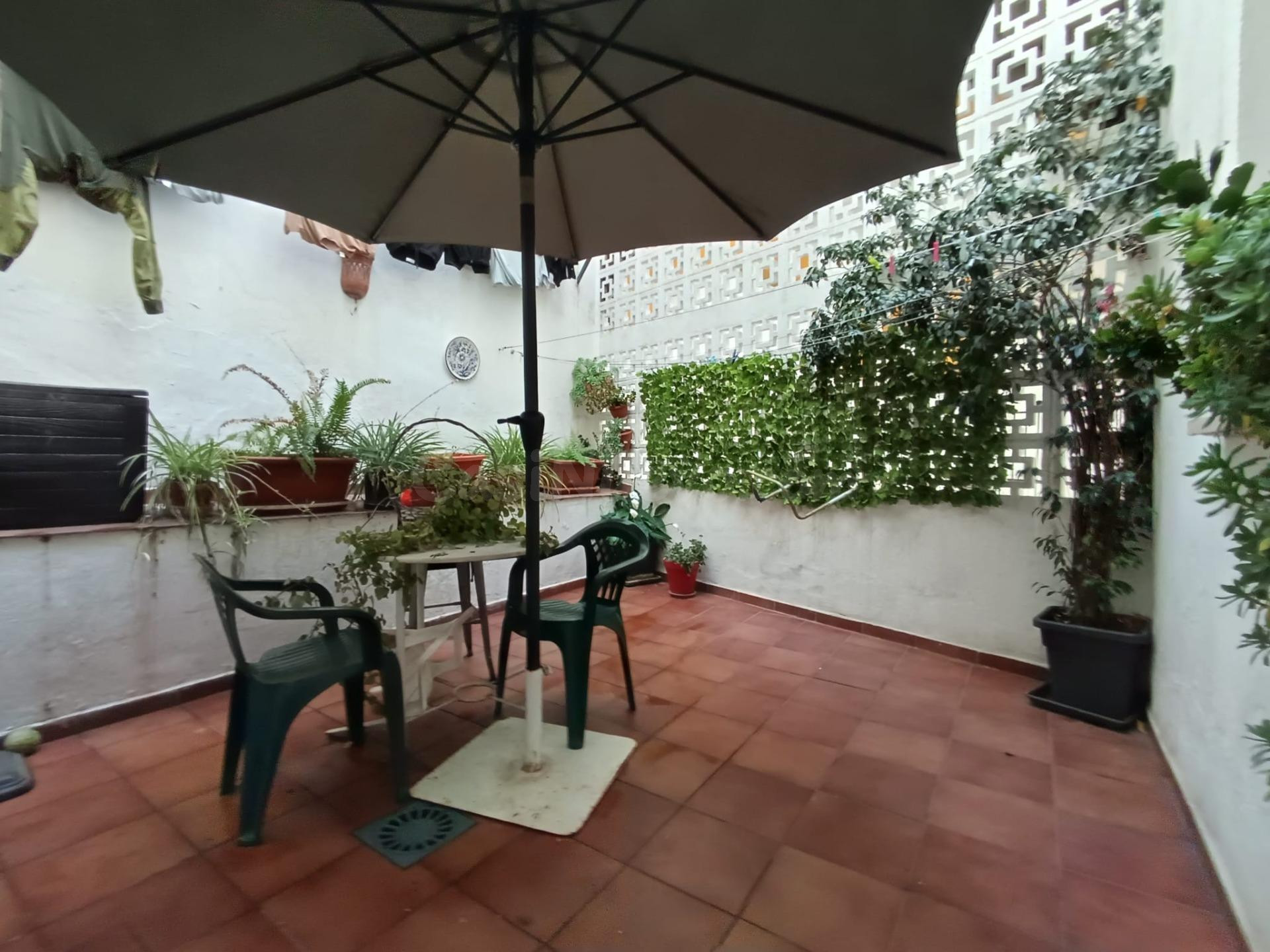 Bajo con patio privado y jardines comunitarios en la zona de Santa Rosa