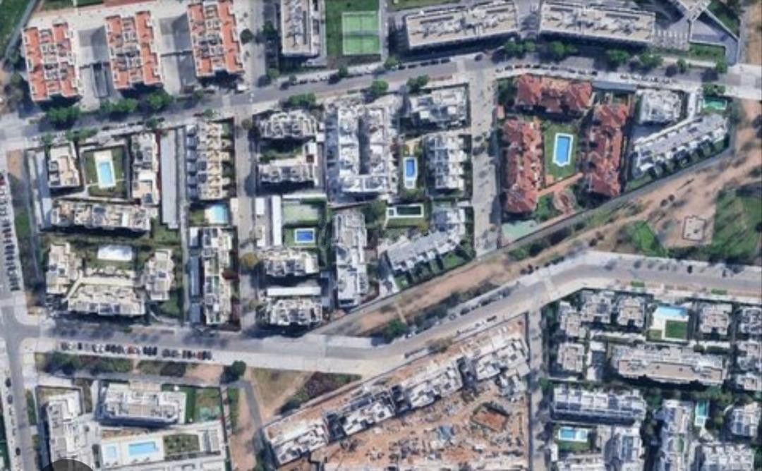 SE VENDE BAJO CON JARDIN EN TURRUÑUELOS