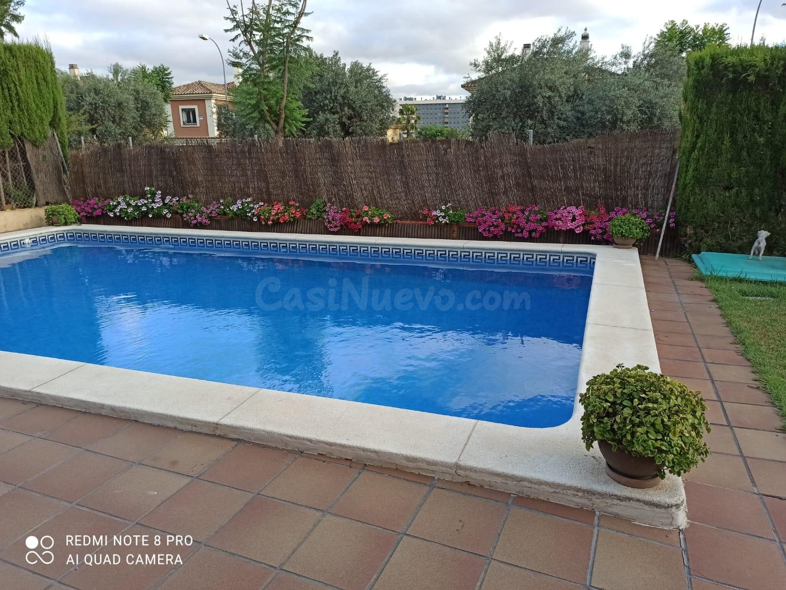 Espectacular chalet independiente con piscina en Dos Hermana