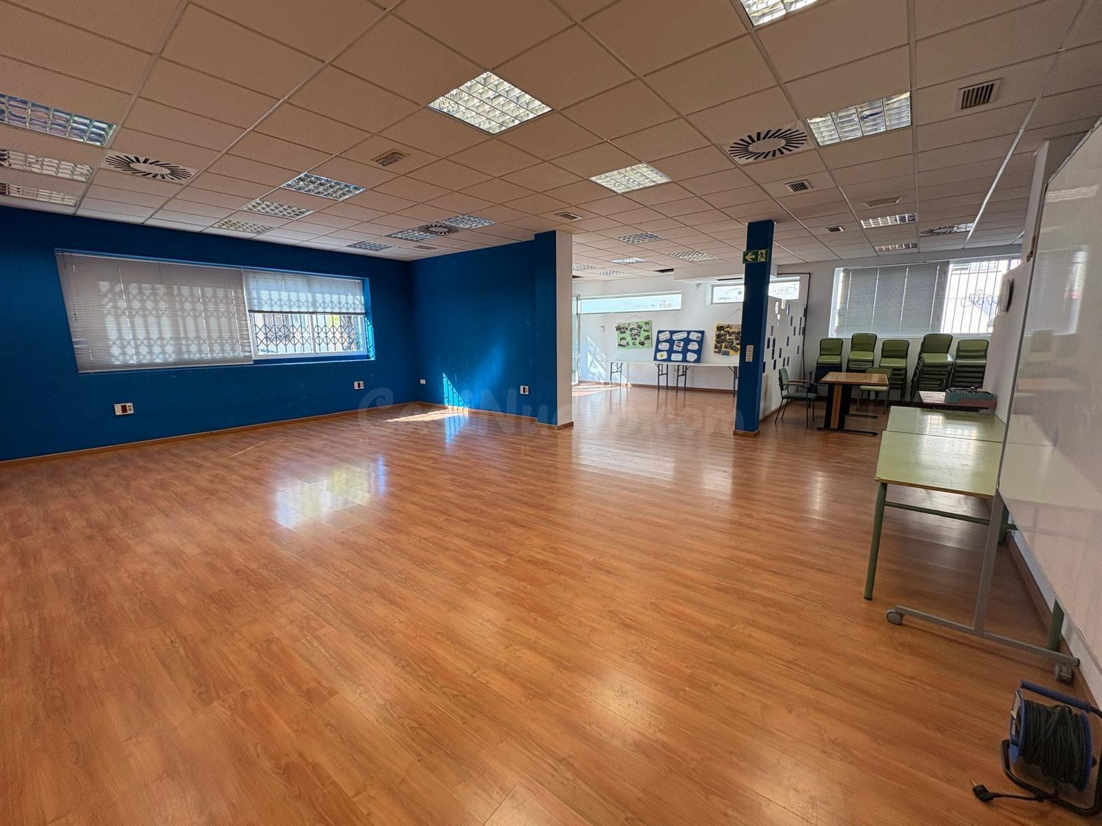 LOCAL COMERCIAL DE 300 M2 EN PLANTA BAJA Y HACIENDO ESQUINA