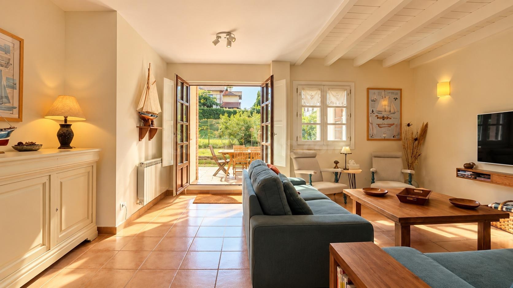 CHALET CON JARDIN Y GARAJE EN COMILLAS