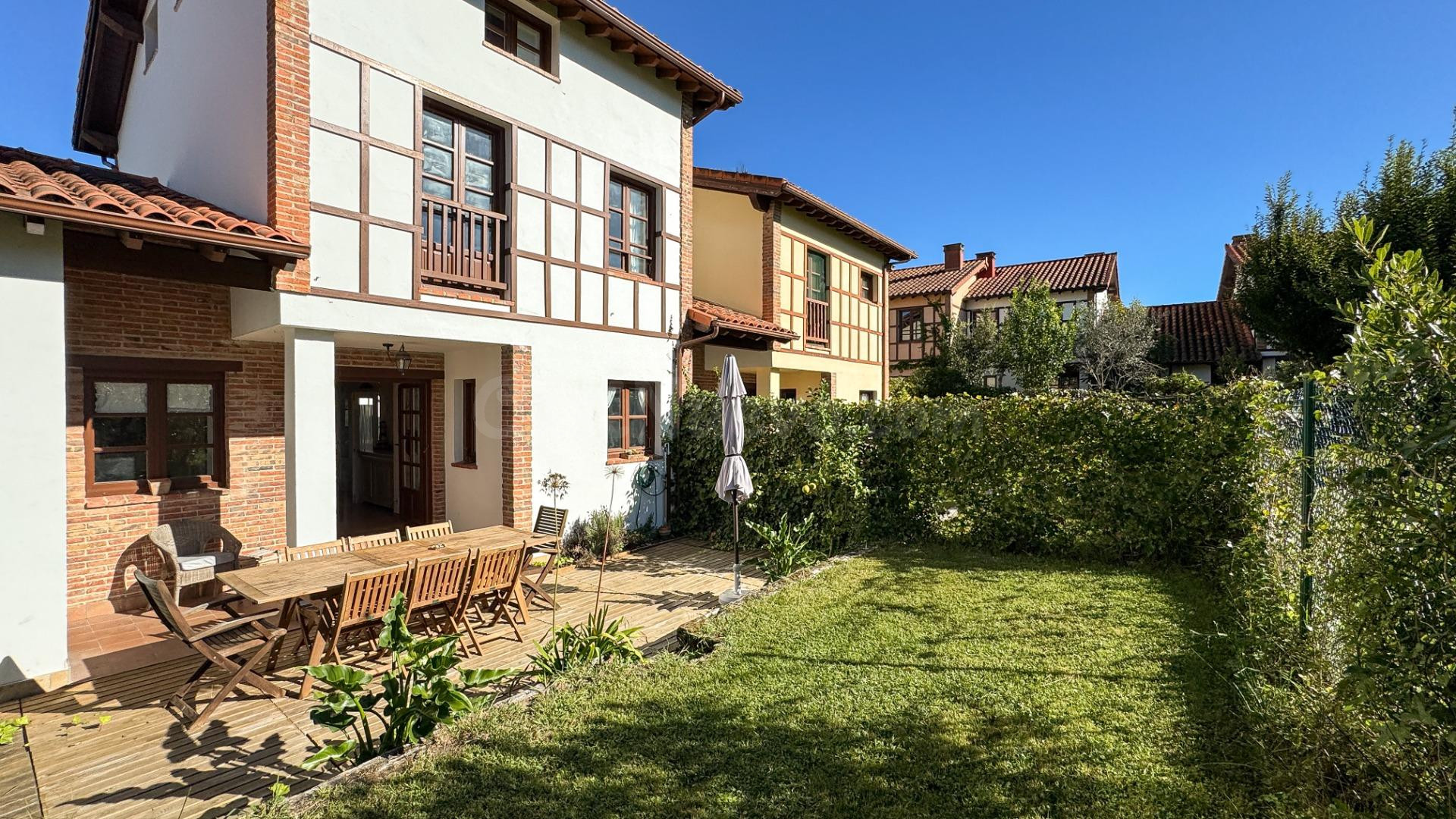 CHALET CON JARDIN Y GARAJE EN COMILLAS - foto 2
