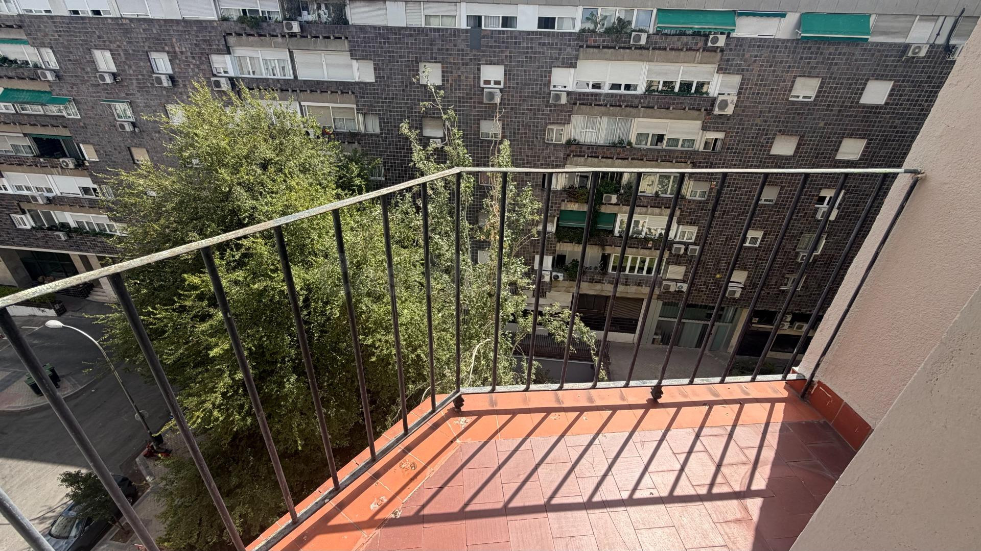 Se alquila piso muy luminoso de dos dormitorios y dos baños 