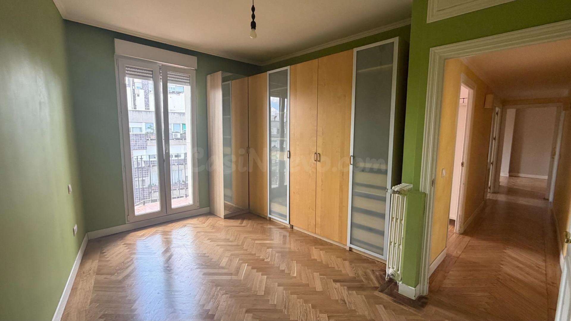 Se alquila piso muy luminoso de dos dormitorios y dos baños  - foto 2