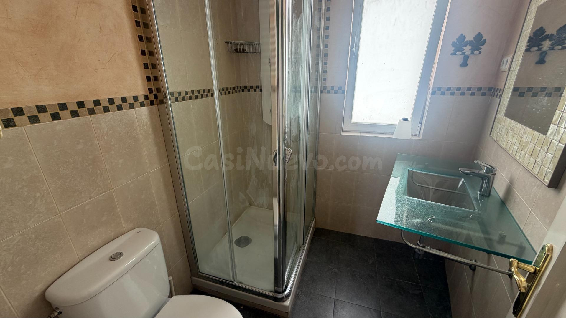 Se alquila piso muy luminoso de dos dormitorios y dos baños  - foto 4