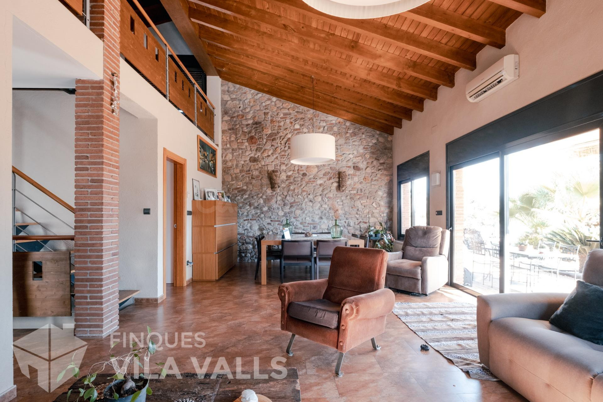CASA UNIFAMILIAR CON VISTAS PANORÁMICAS, JARDÍN Y GRANDES POSIBILIDADES