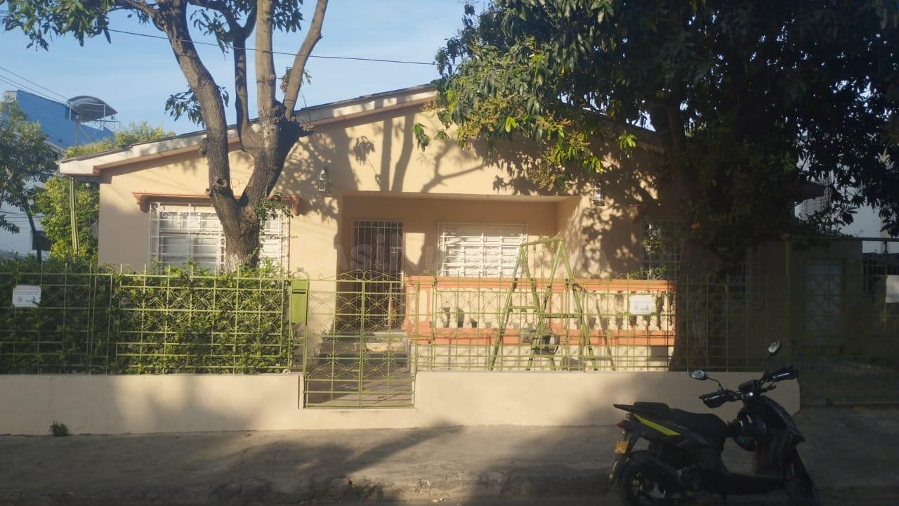 SE VENDE CASA AMPLIA EN ZONA DE MANGA