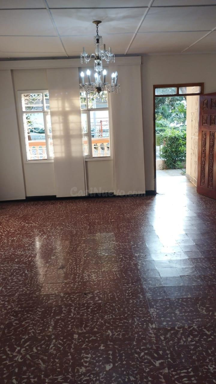 SE VENDE CASA AMPLIA EN ZONA DE MANGA - foto 3