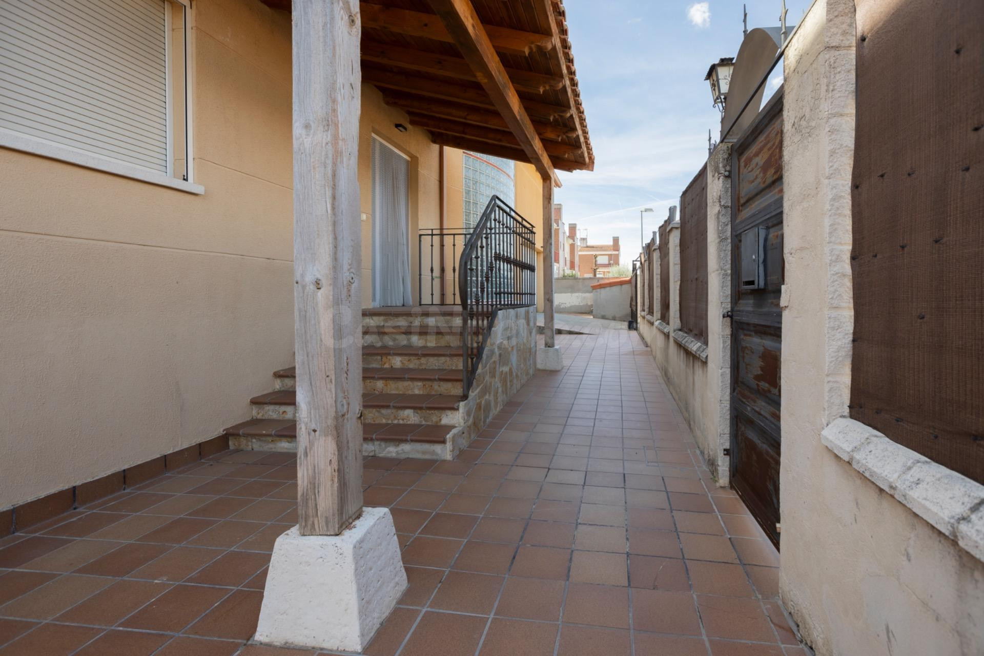 Chalet independiente con jardín y bodega