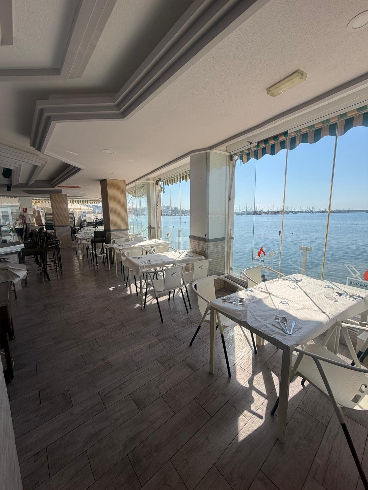 Traspaso de amplio Local Comercial en Torrevieja en frente al mar
