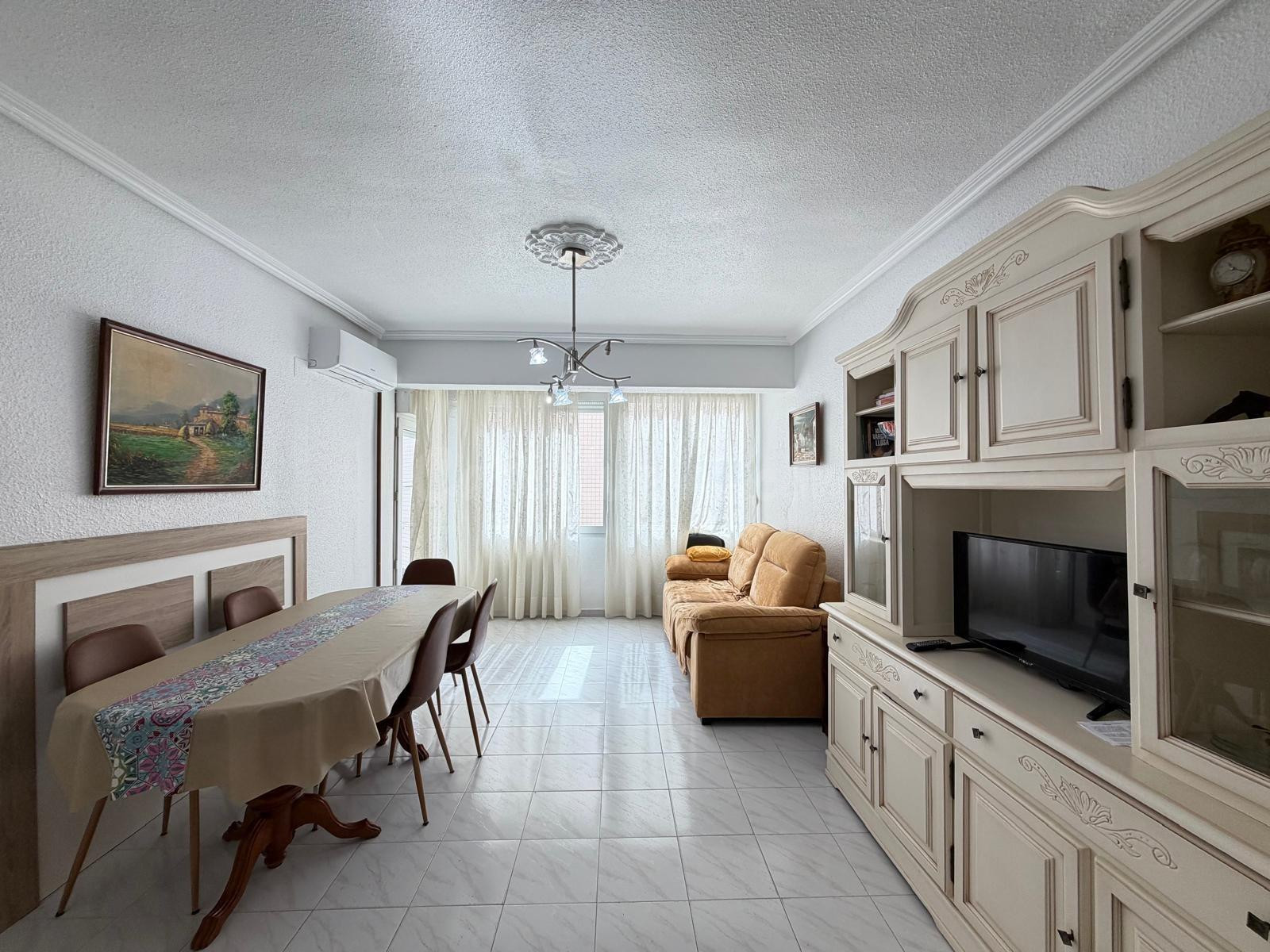 APARTAMENTO DE 3 DORM. 1 BAÑO. EN EL CENTRO DE TORREVIEJA. CON SUPERFICIE DE 81 M2. PLAYA A 450 METROS.