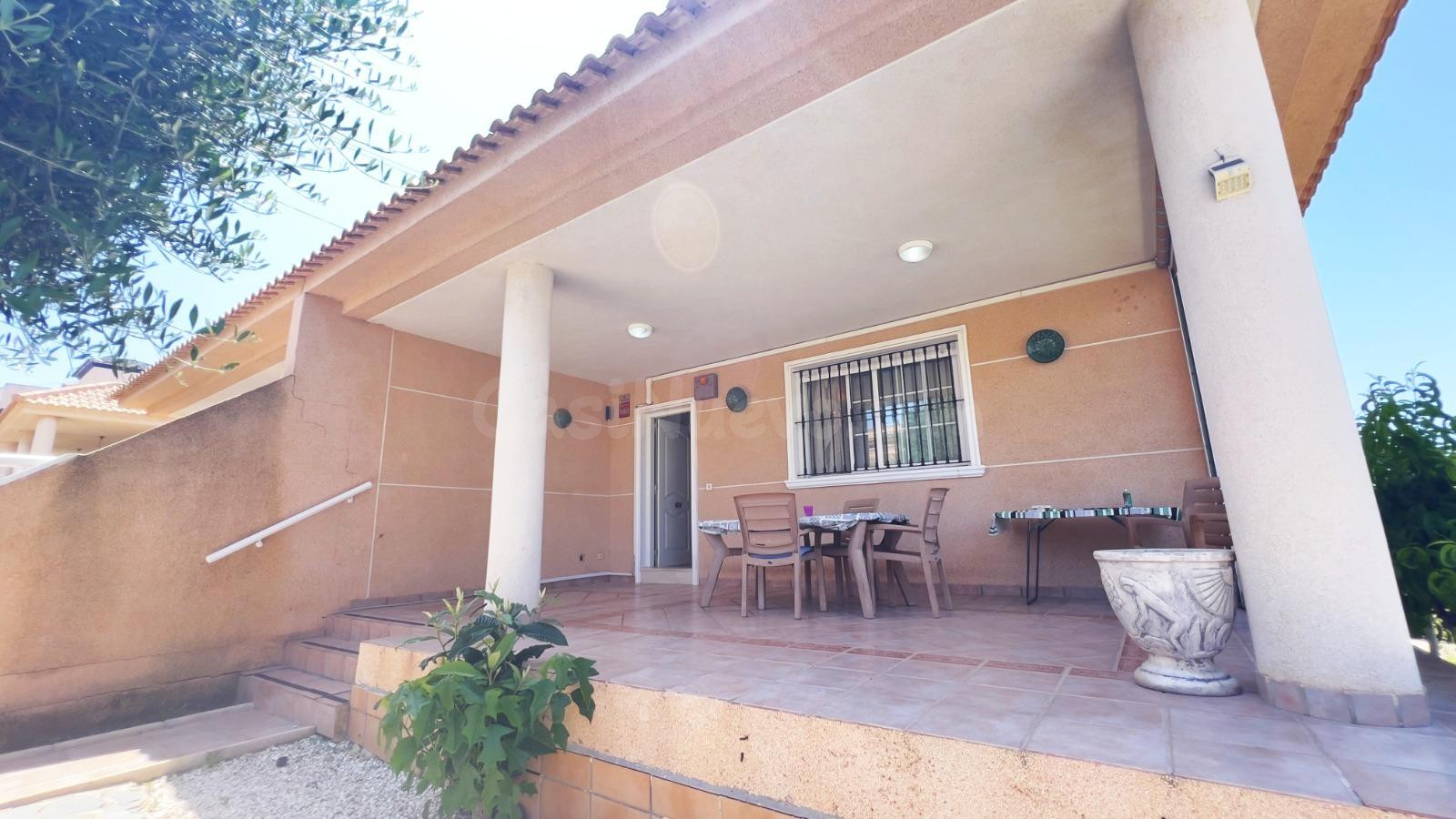 EXCLUSIVA CASA PAREADA DE 192 M2 CON PARCELA DE 422 M2 Y SÓT - foto 2