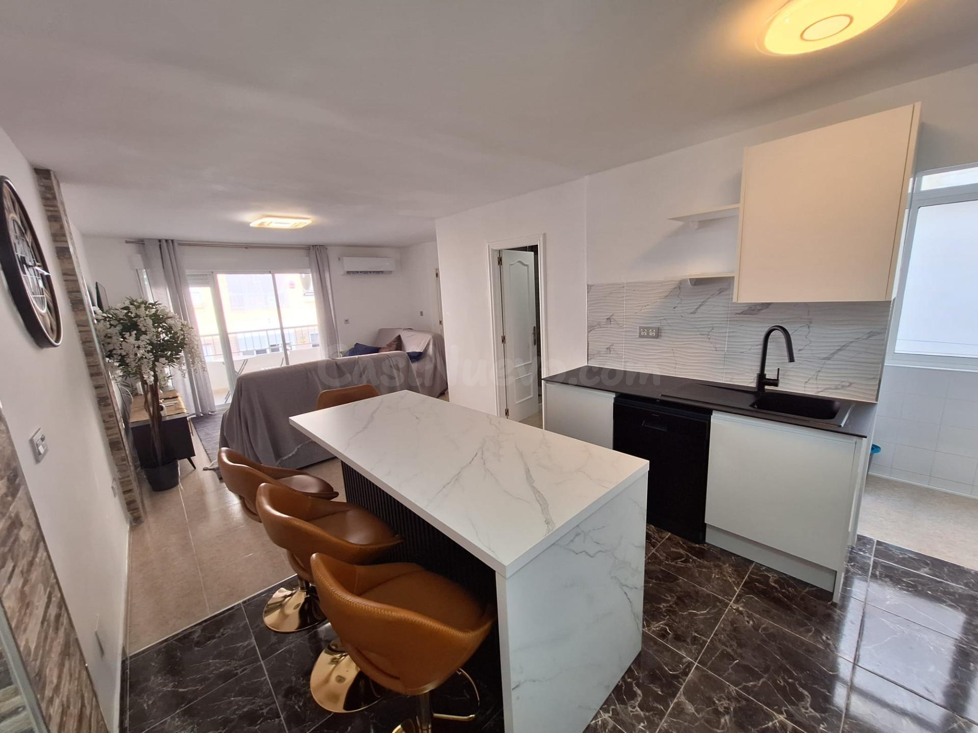 REF.7826 Amplio apartamento con 3 dormitorios reformado en Torrevieja