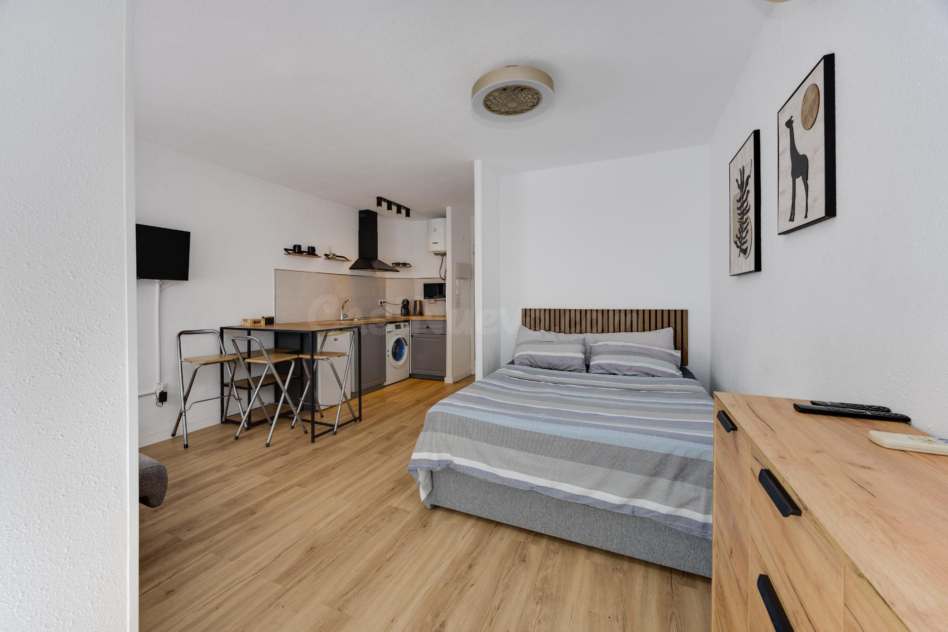 Elegante estudio reformado y luminoso con balcón cerca del mar en Torrevieja