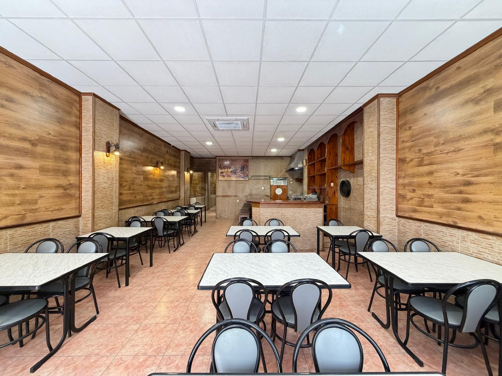 SE VENDE RESTAURANTE A 250 METROS DE PLAYA DEL CURA CON SUPERFICIE DE 98 M2 ÚTILES.