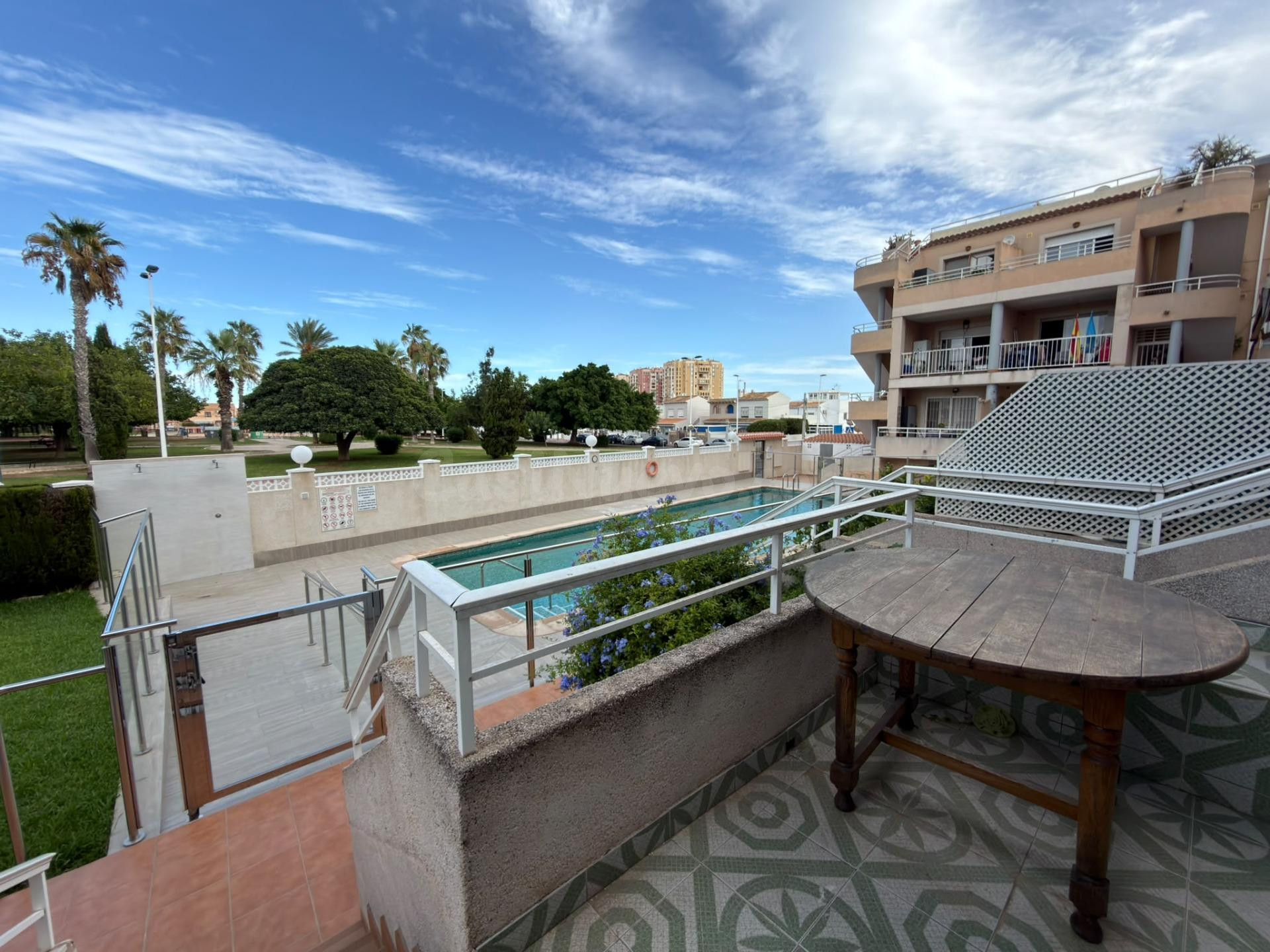 SOLEADO BUNGALOW EN FRUTALES CON AMPLIAS TERRAZAS Y PISCINA