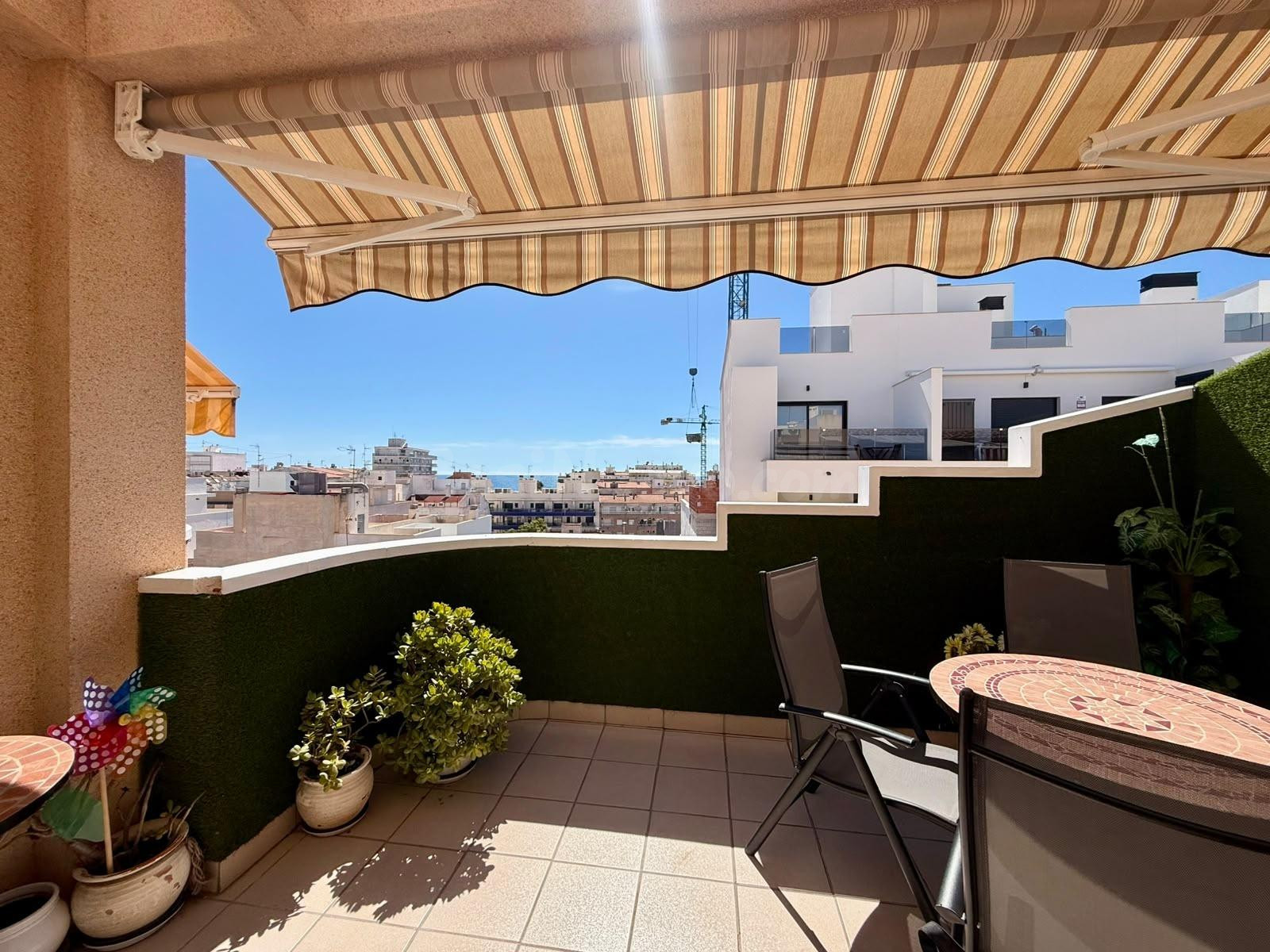Ático de 3 dormitorios con vistas al mar, orientación Sur, garaje y trastero a 250 metros de la playa.
