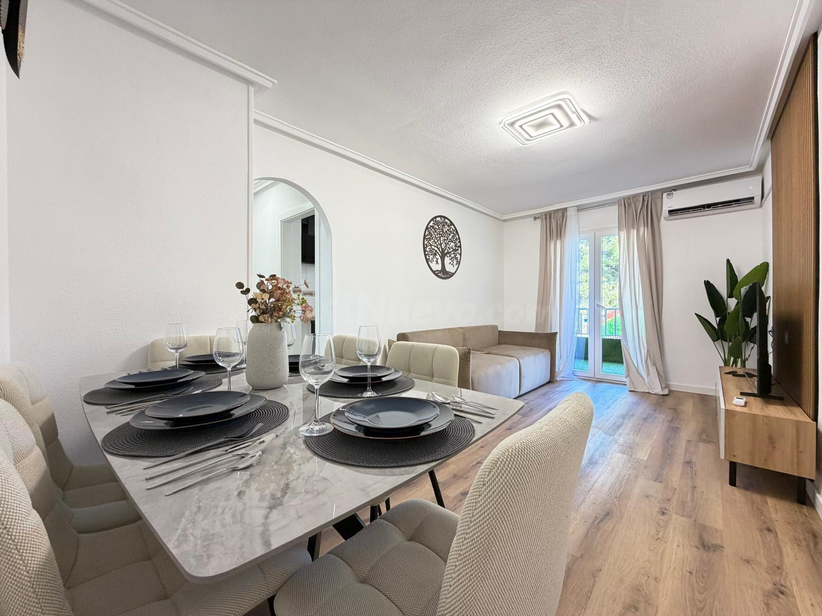 APARTAMENTO DE 3 DORM. 2 BAÑOS CON SUPERFICIE DE 98 M2. CON PISCINA. CON DOS TERRAZAS Y EN FRENTE DEL PARQUE DE LAS NACIONES.