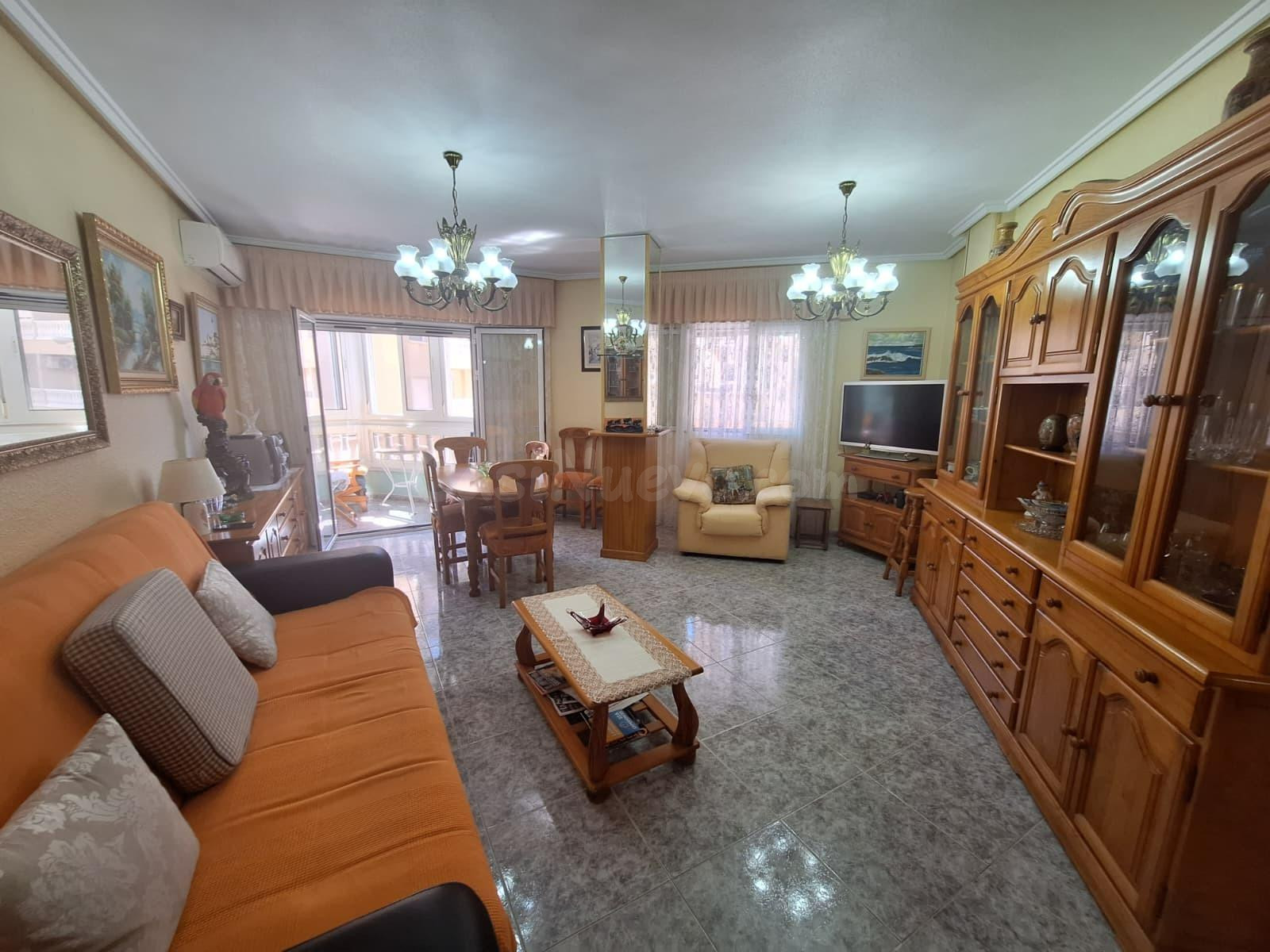 Amplio Apartamento Semireformado en Playa de los Locos, Torrevieja por €199,900