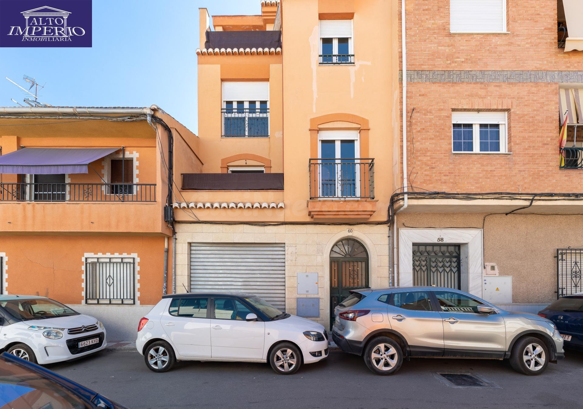 CASA ADOSADA CON GRANDES POSIBILIDADES EN EL CENTRO DE ARMIL - foto 3