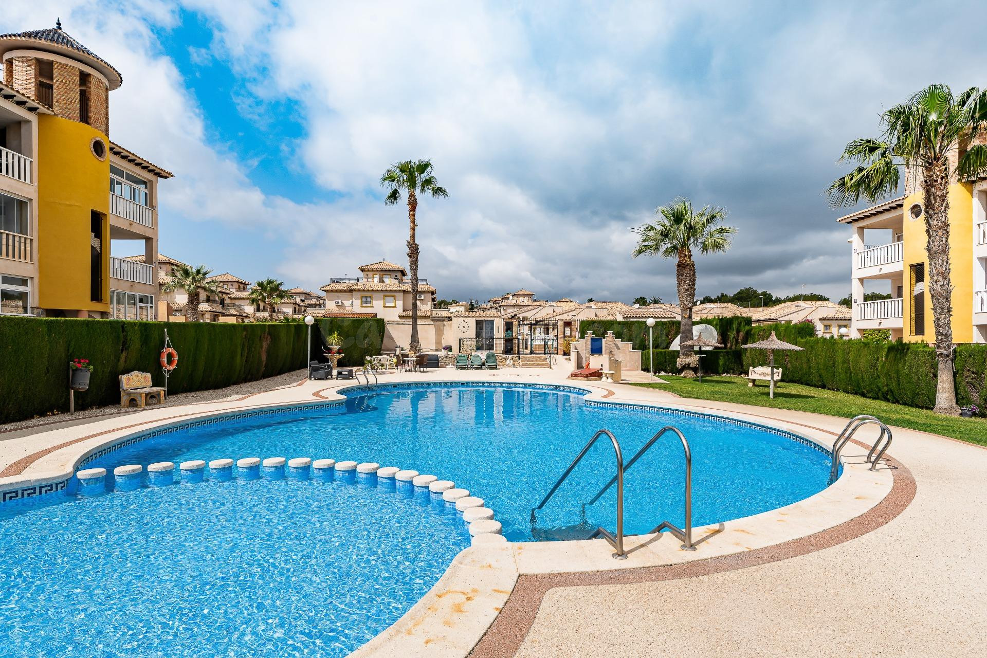 Ático con amplio solárium y piscina comunitaria en Villamartin, Orihuela Costa