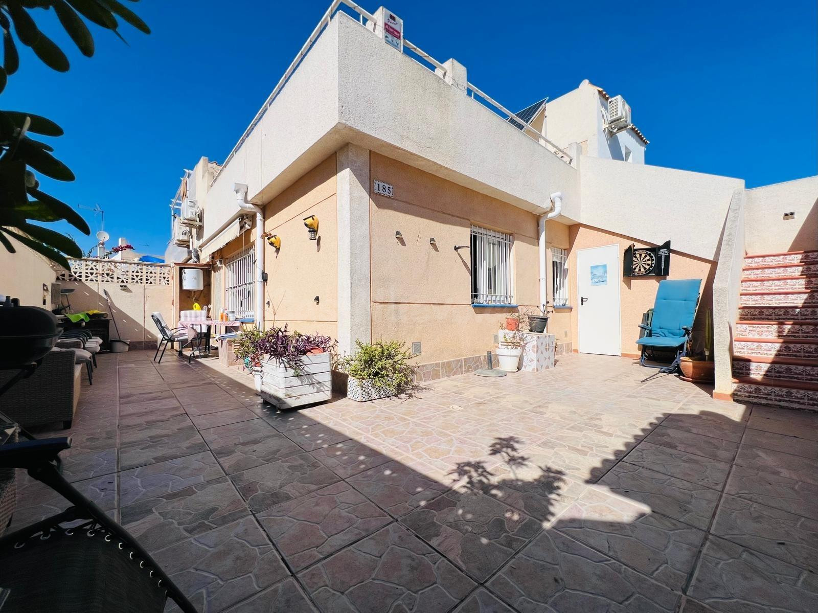 Encantador adosado con terraza y piscina comunitaria