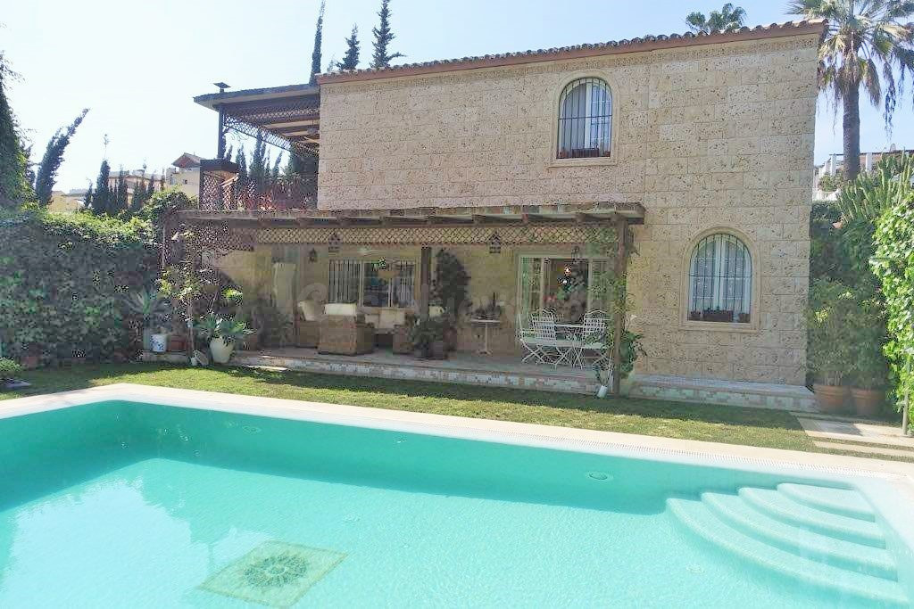 Villa 4 habitaciones 180m² en alquiler - Marbella