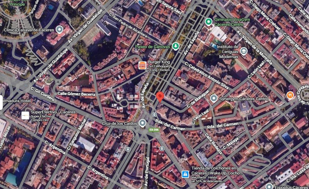 En pleo centro y junto a la Cruz de los Caídos.
