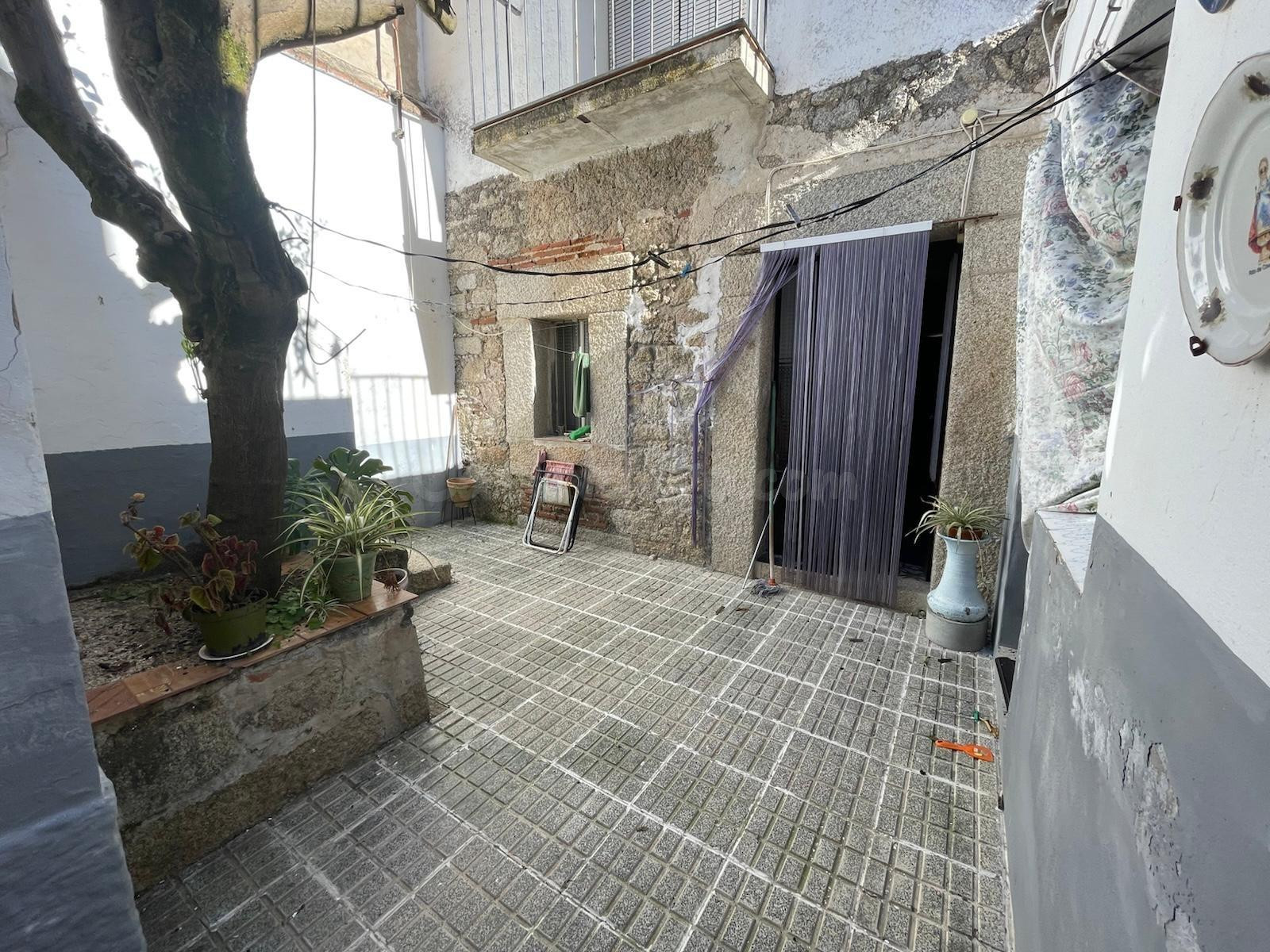 CASA CON ACCESO A DOS CALLES EN MALPARTIDA DE CÁCERES