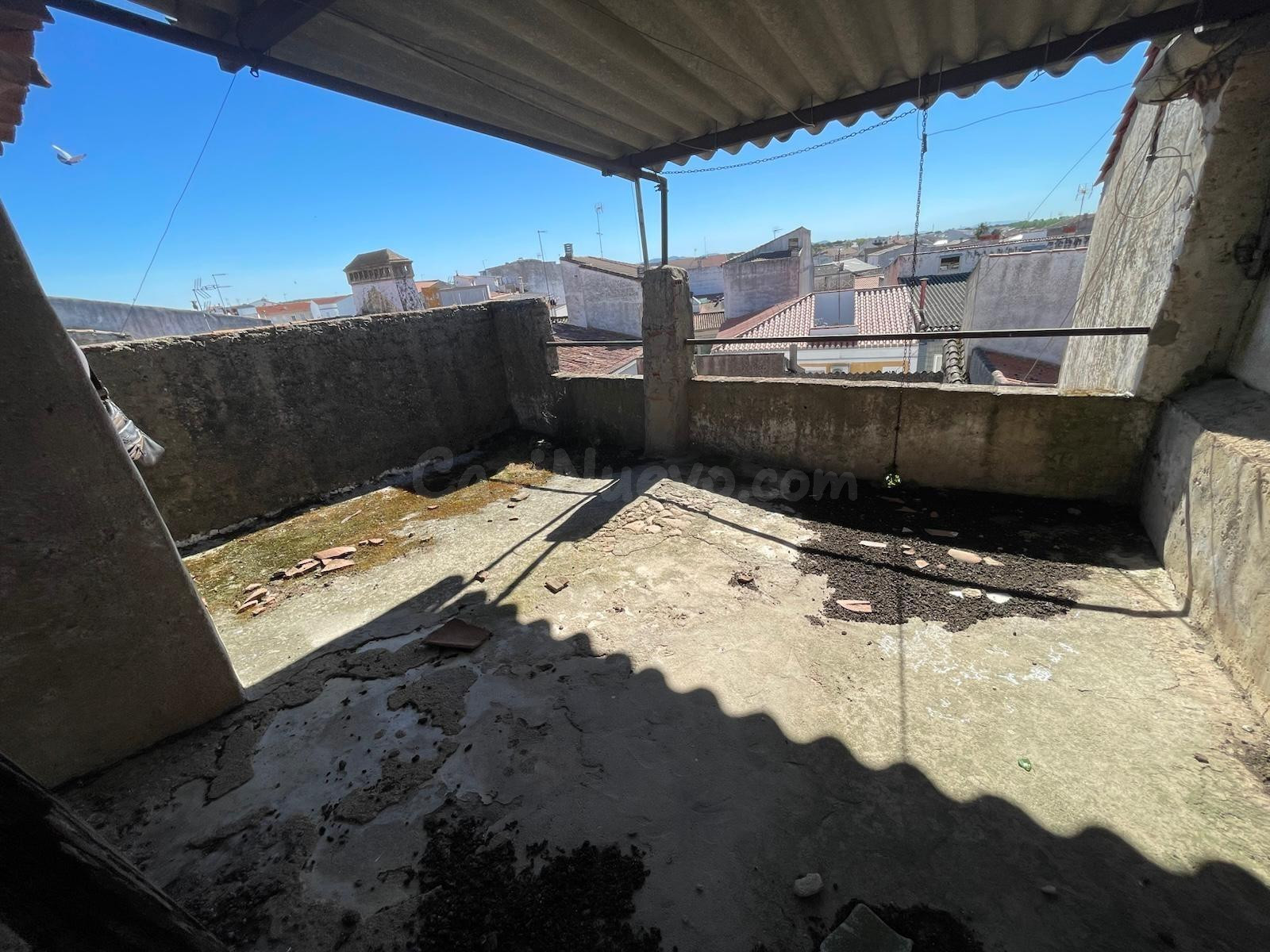 AMPLIA CASA EN ARROYO DE LA LUZ CON ENTRADA POR DOS CALLES