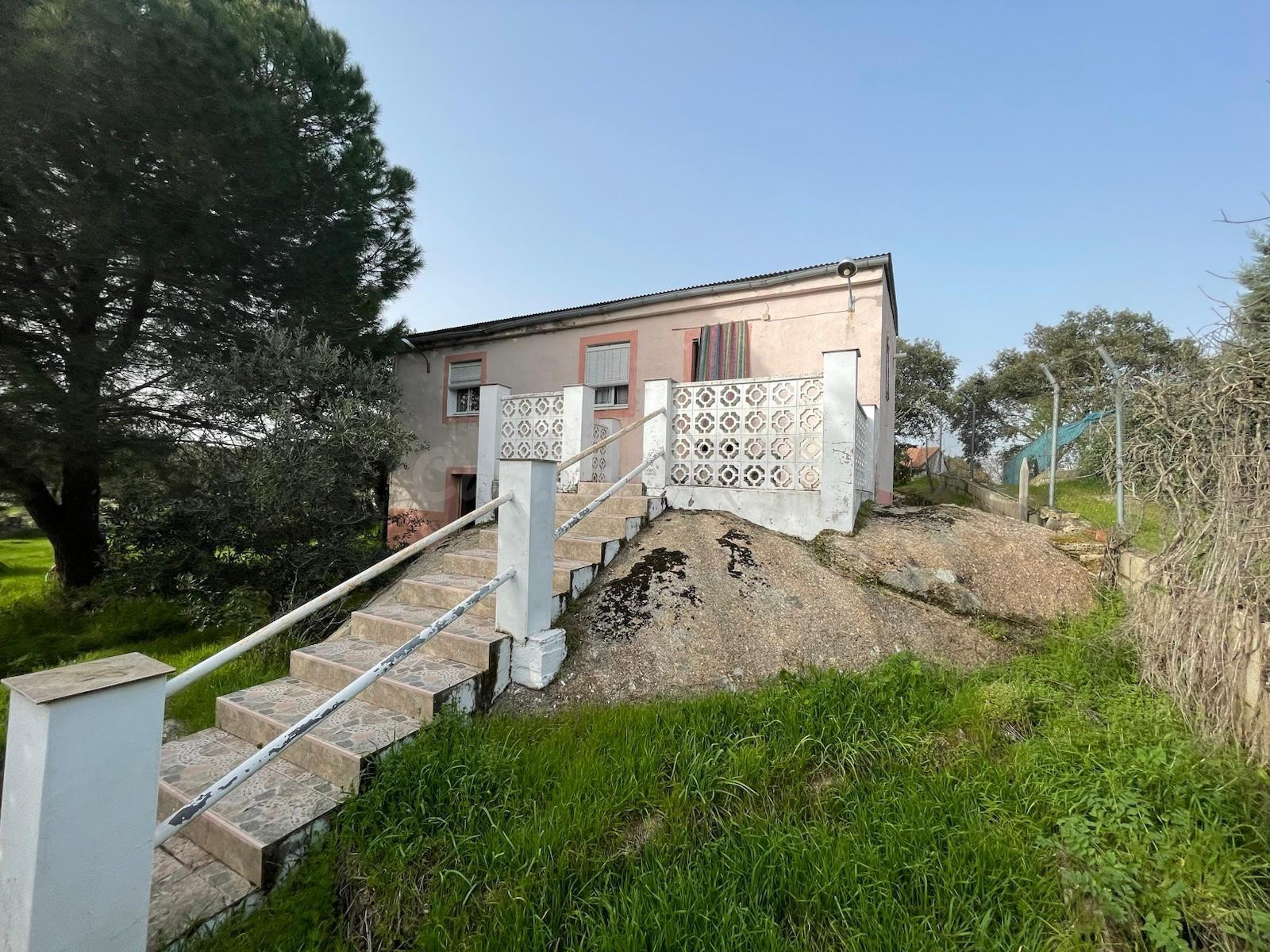 CASA DE CAMPO CON TERRENO EN CARRETERA DE BADAJOZ