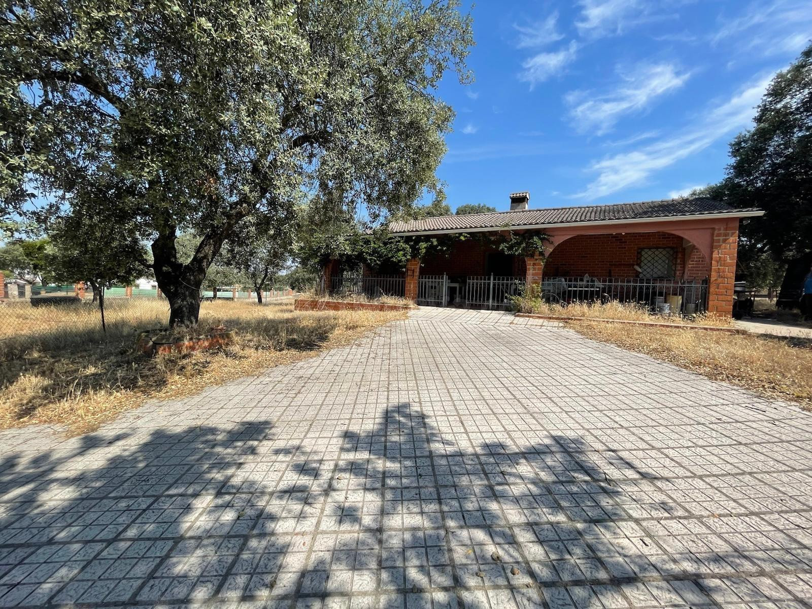 CASA DE CAMPO EN LA CARRETERA DE BADAJOZ