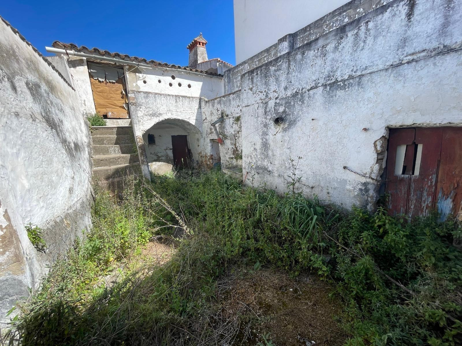 AMPLIA CASA CON PATIO EN ARROYO DE LA LUZ