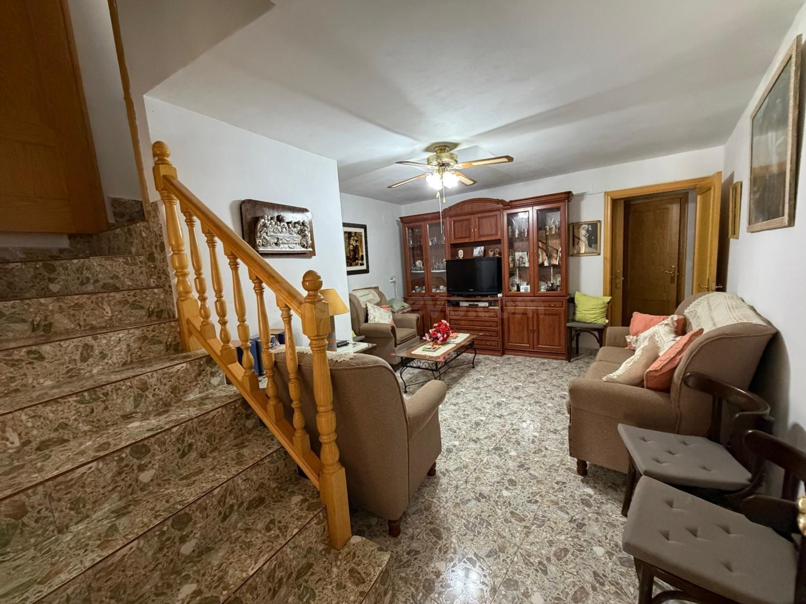 CASA IDEAL CON MUCHAS POSIBILIDADES PARA ENTRAR A VIVIR EN A