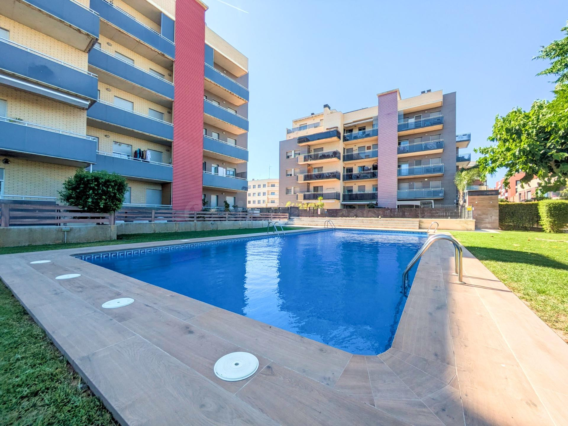 PISO EN VENTA CON JARDIN Y PISCINA EN AMPOSTA
