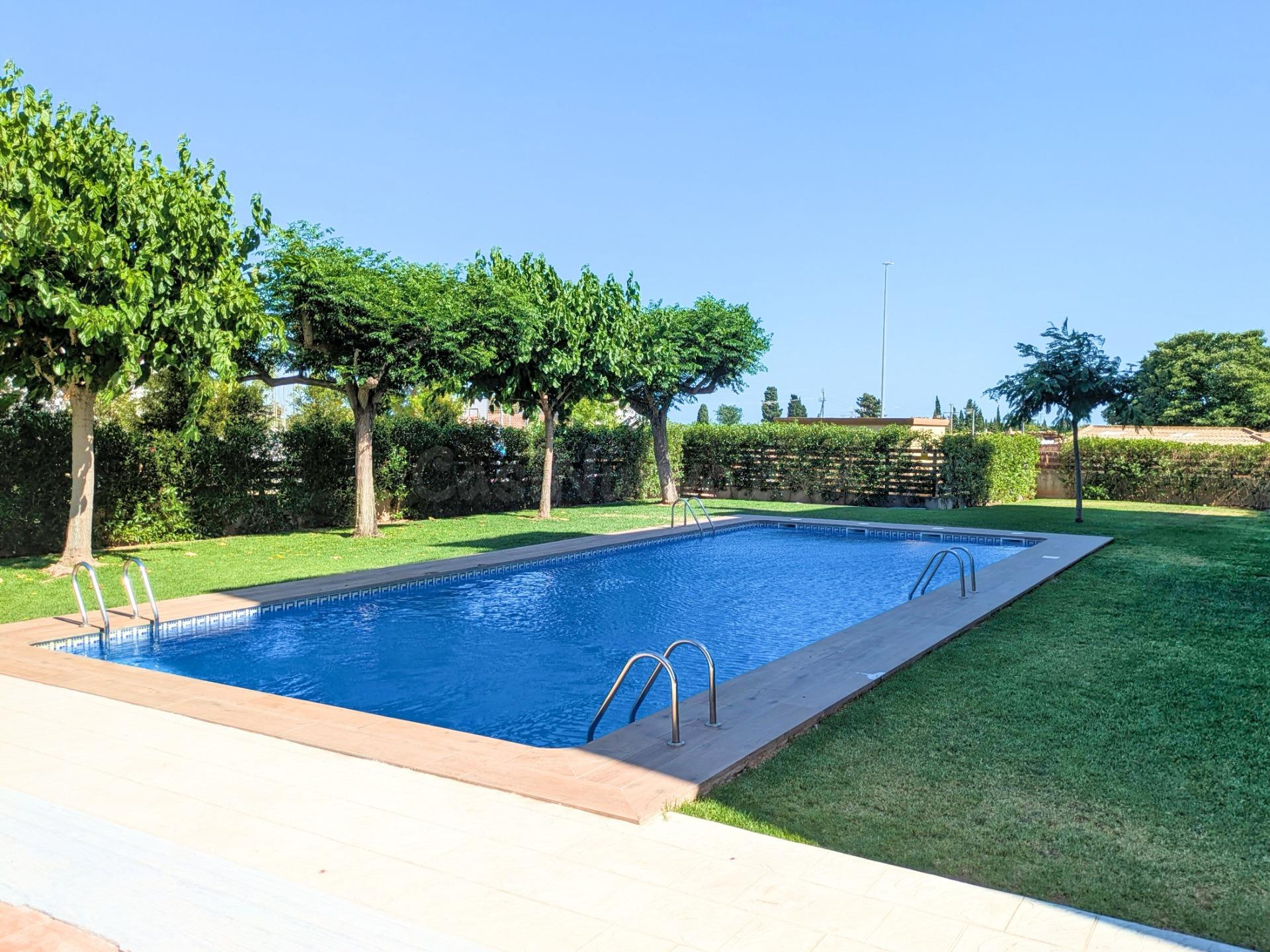 PISO EN VENTA CON JARDIN Y PISCINA EN AMPOSTA - foto 2