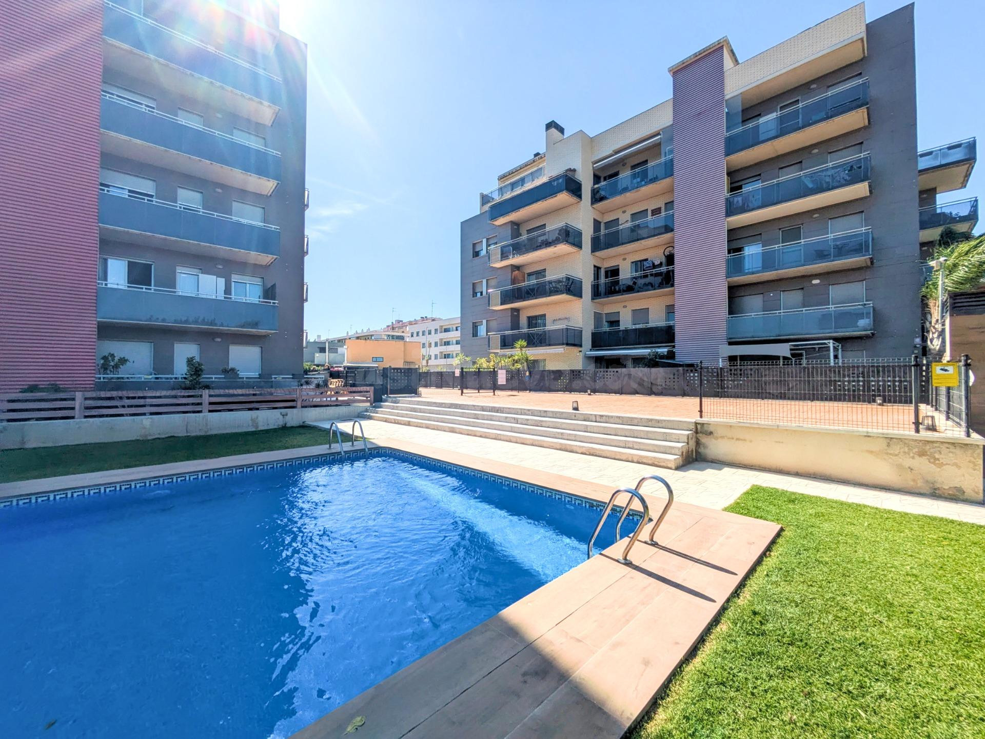 PISO EN VENTA CON JARDIN Y PISCINA EN AMPOSTA - foto 5