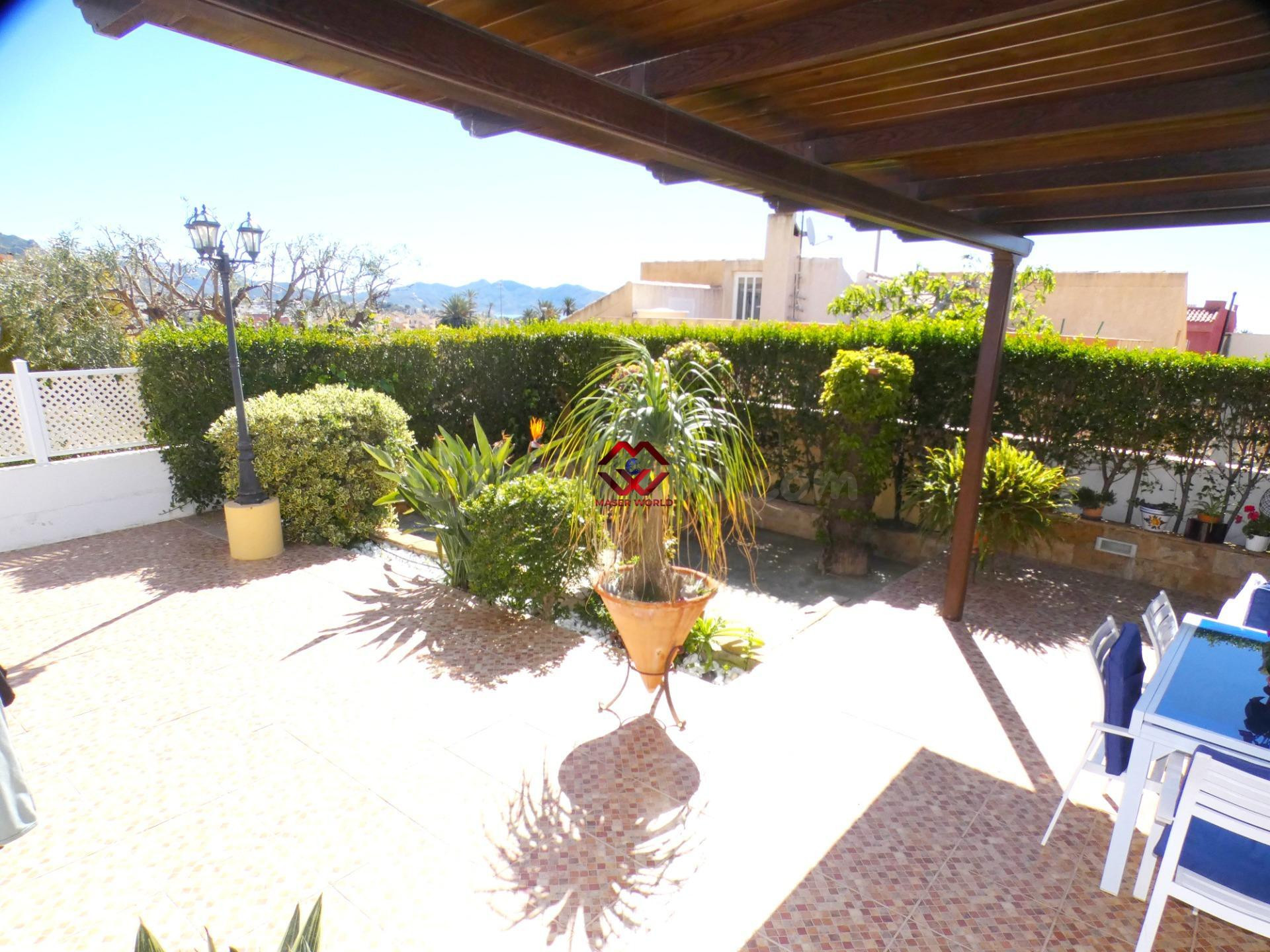 PRECIOSO CHALET CON JARDÍN A SOLO 300 M DE LA PLAYA DEL ALAMILLO