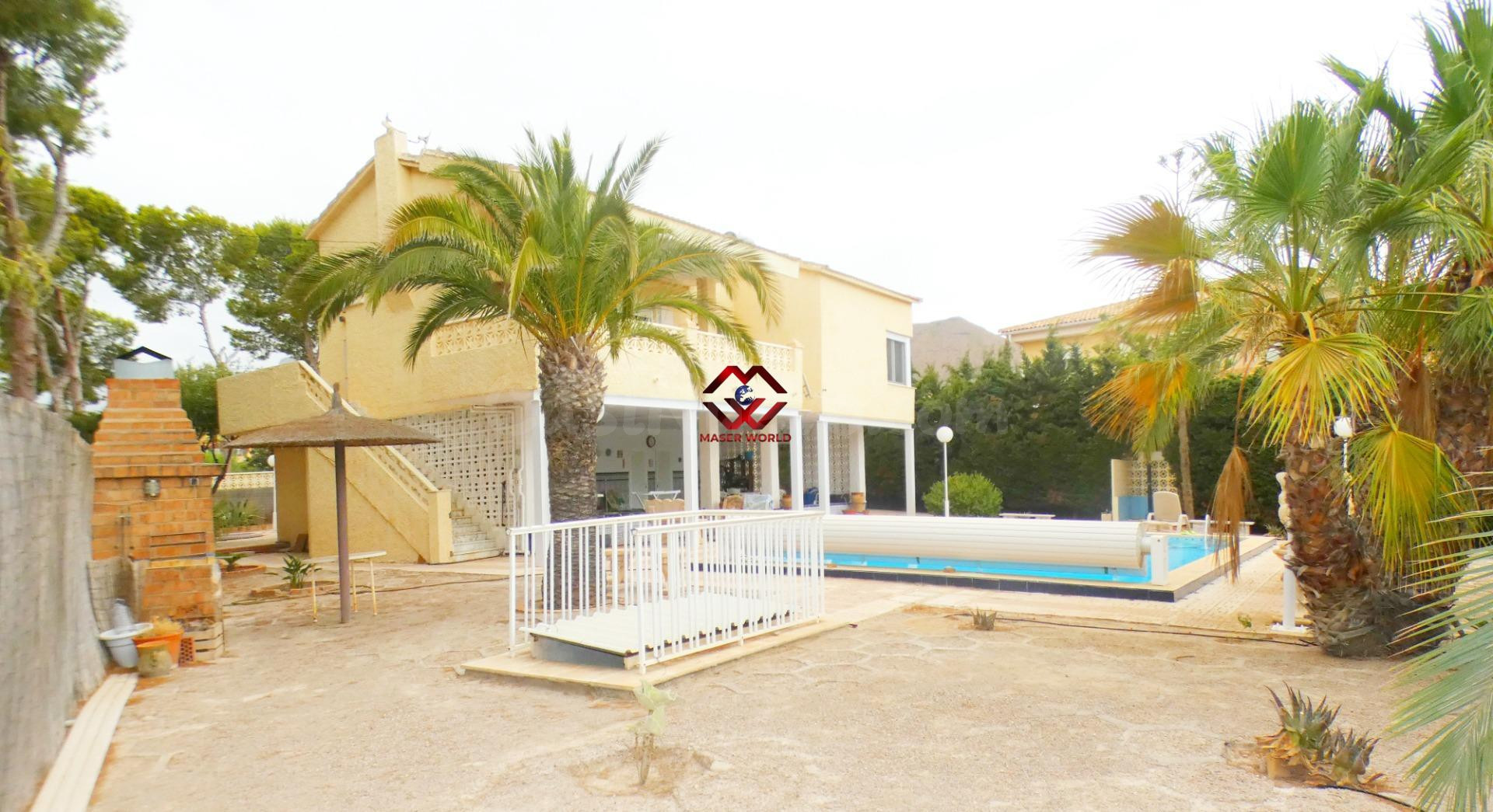 PRECIOSO CHALET REFORMADO JUNTO AL MAR EN LA AZOHÍA