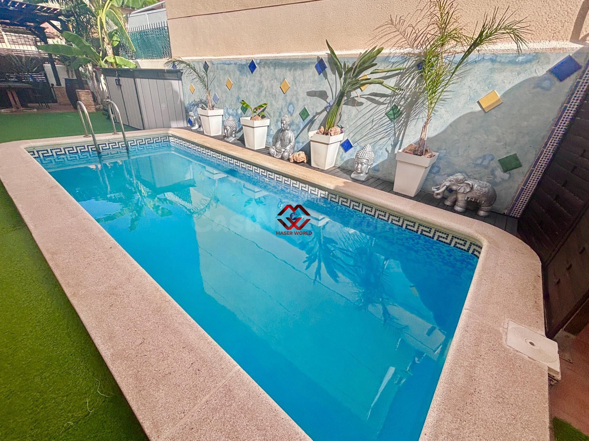 Chalet pareado con gran parcela y piscina privada en Santiago de la Ribera