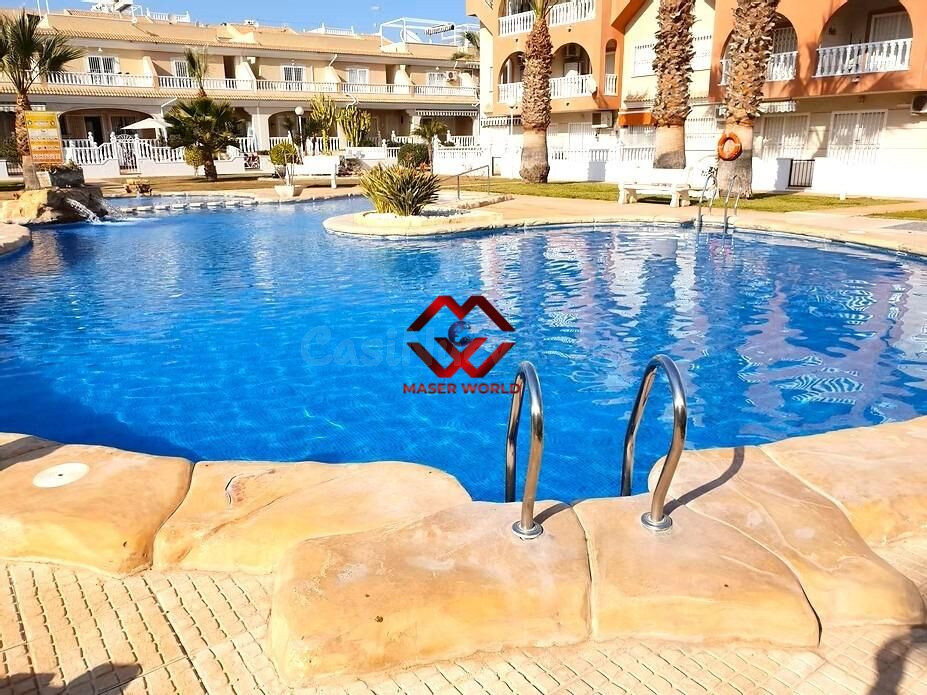 Planta baja reformada con gran terraza de 55 m2 y piscina en Los Alcázares