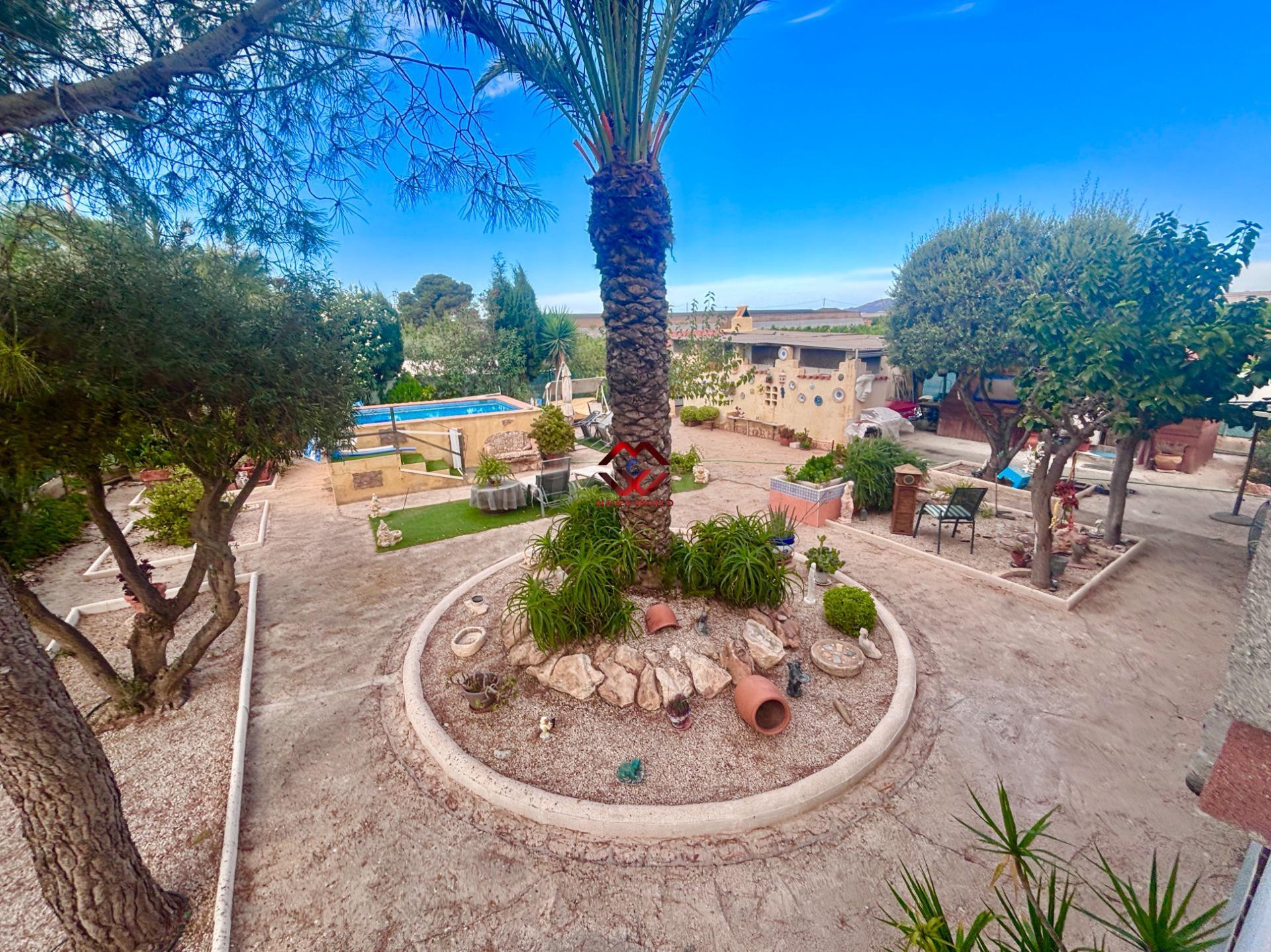 Villa con parcela de más de 900 m2 y planta superior indepen