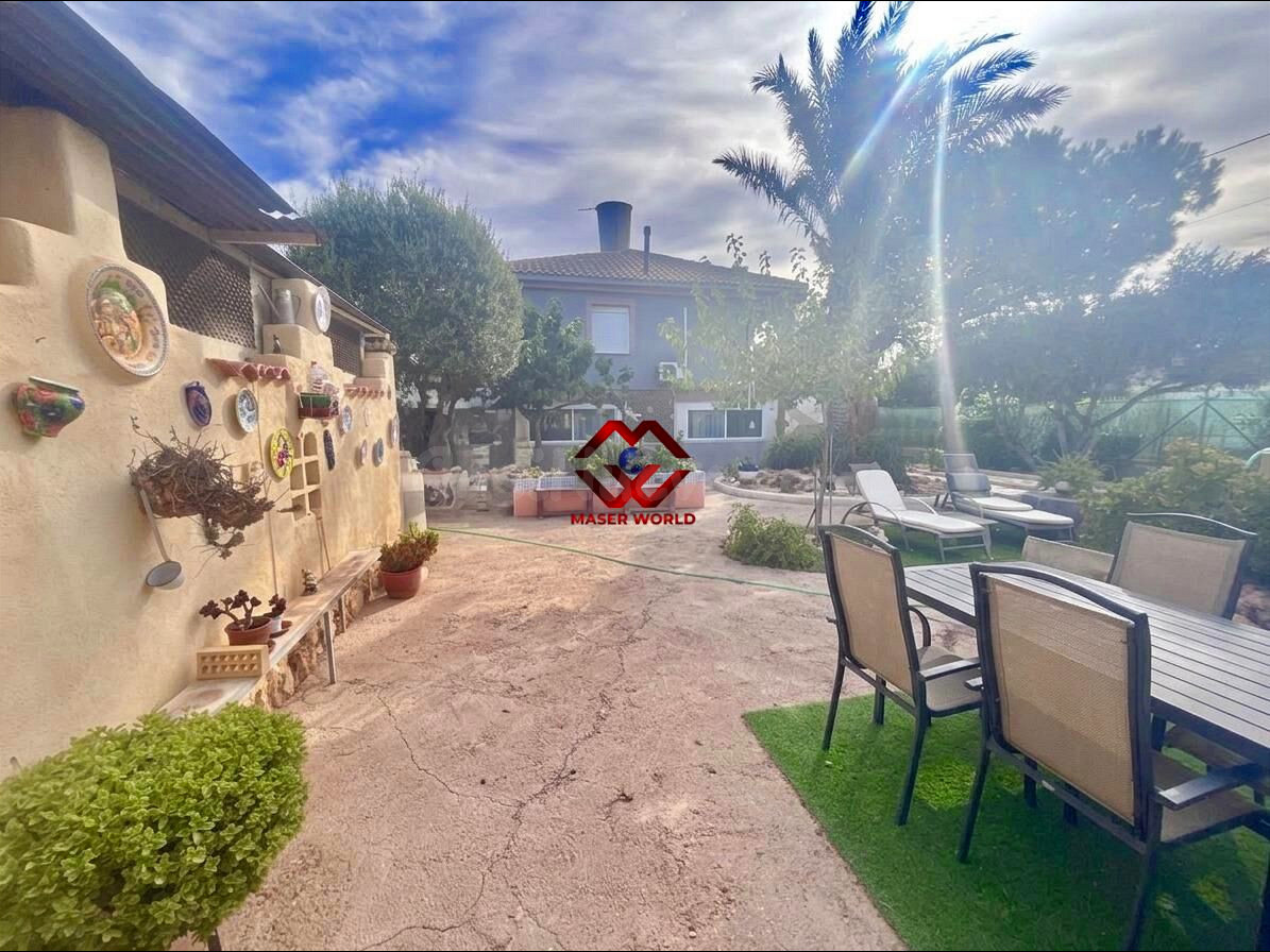 Villa con parcela de más de 900 m2 y planta superior indepen - foto 2