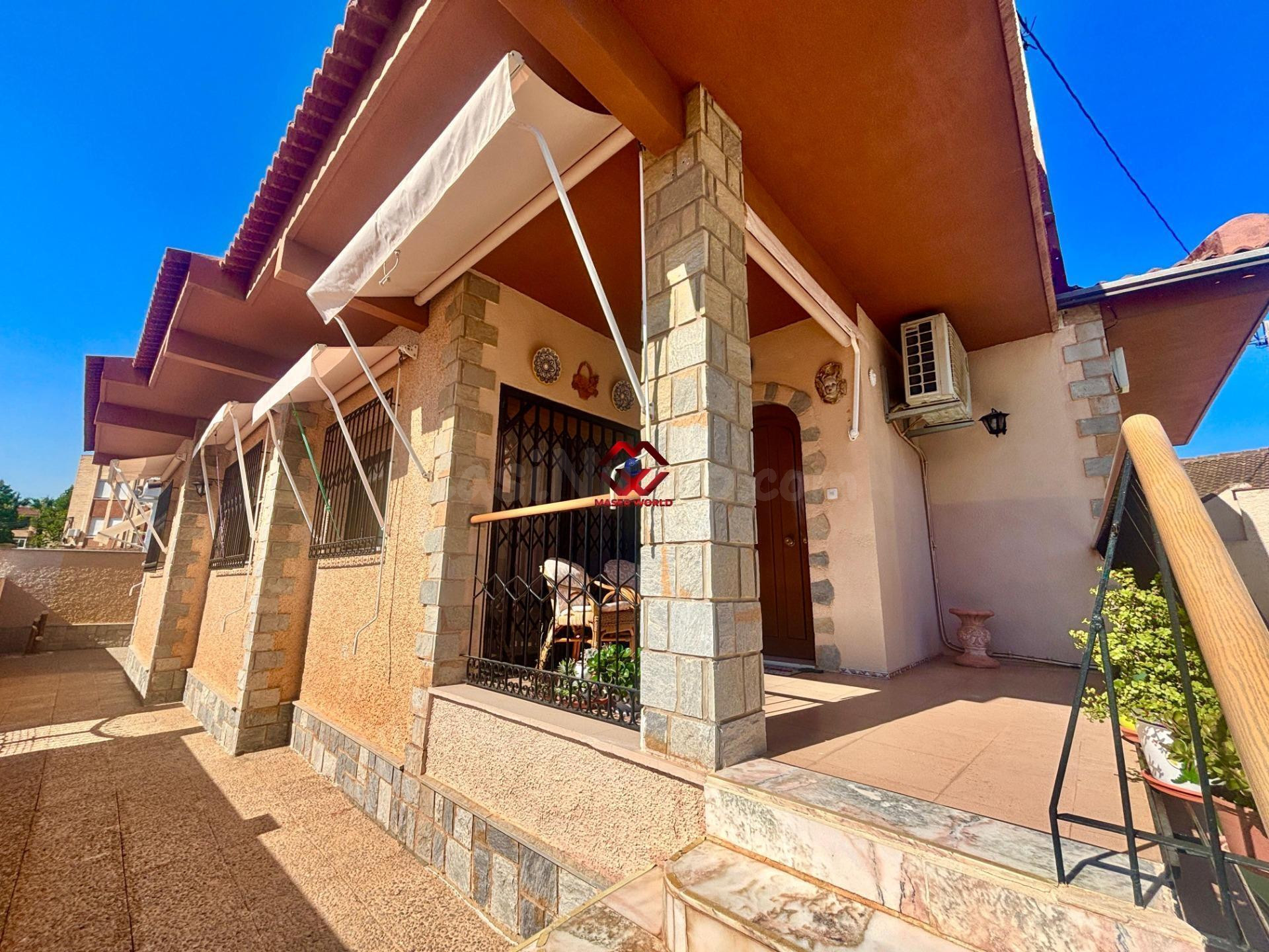 Chalet independiente con parcela, chimenea y garaje cerrado en Santiago de la Ribera