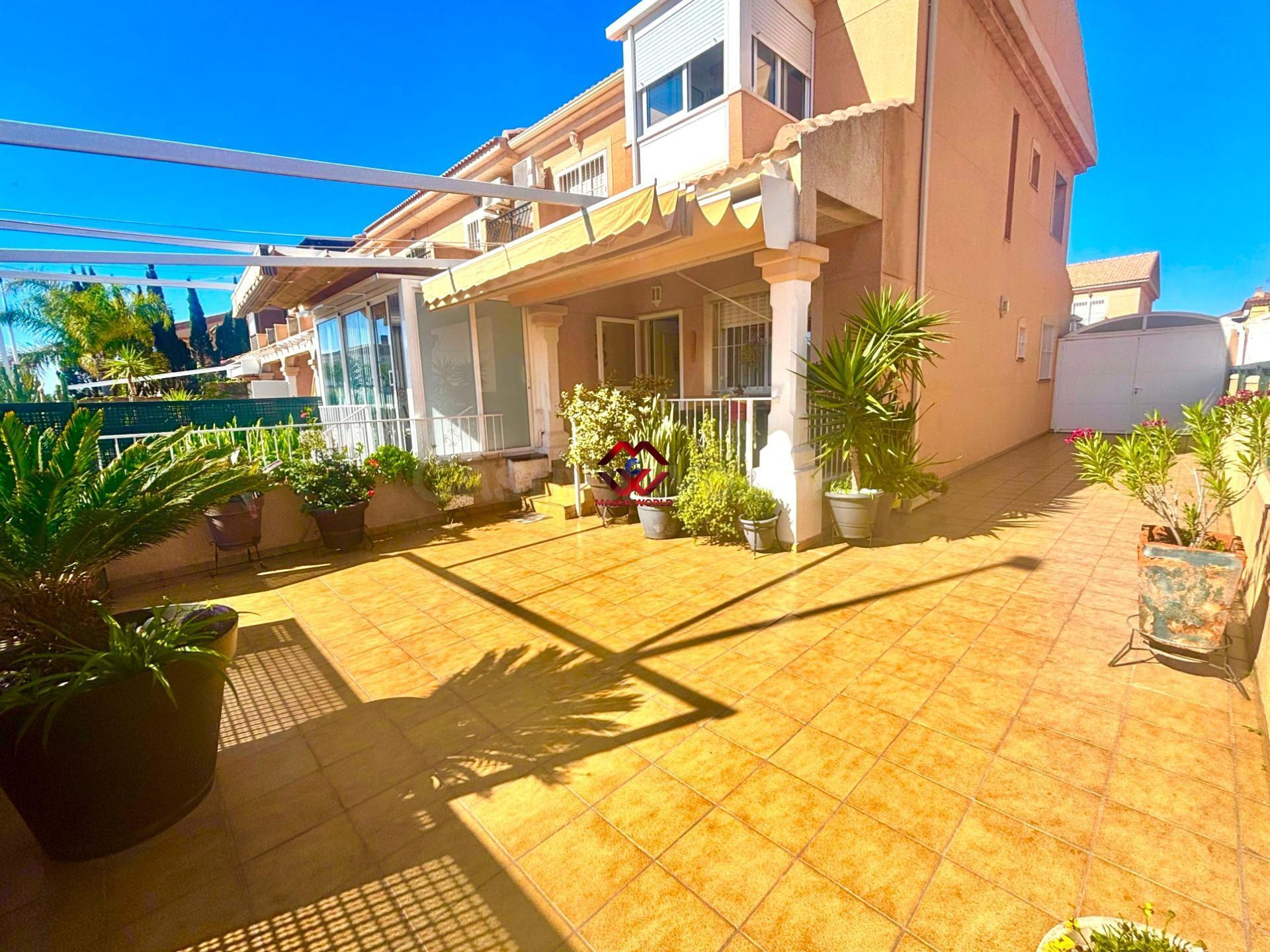Chalet pareado esquinero con garaje y acceso directo a piscina comunitaria en Santiago de la Ribera