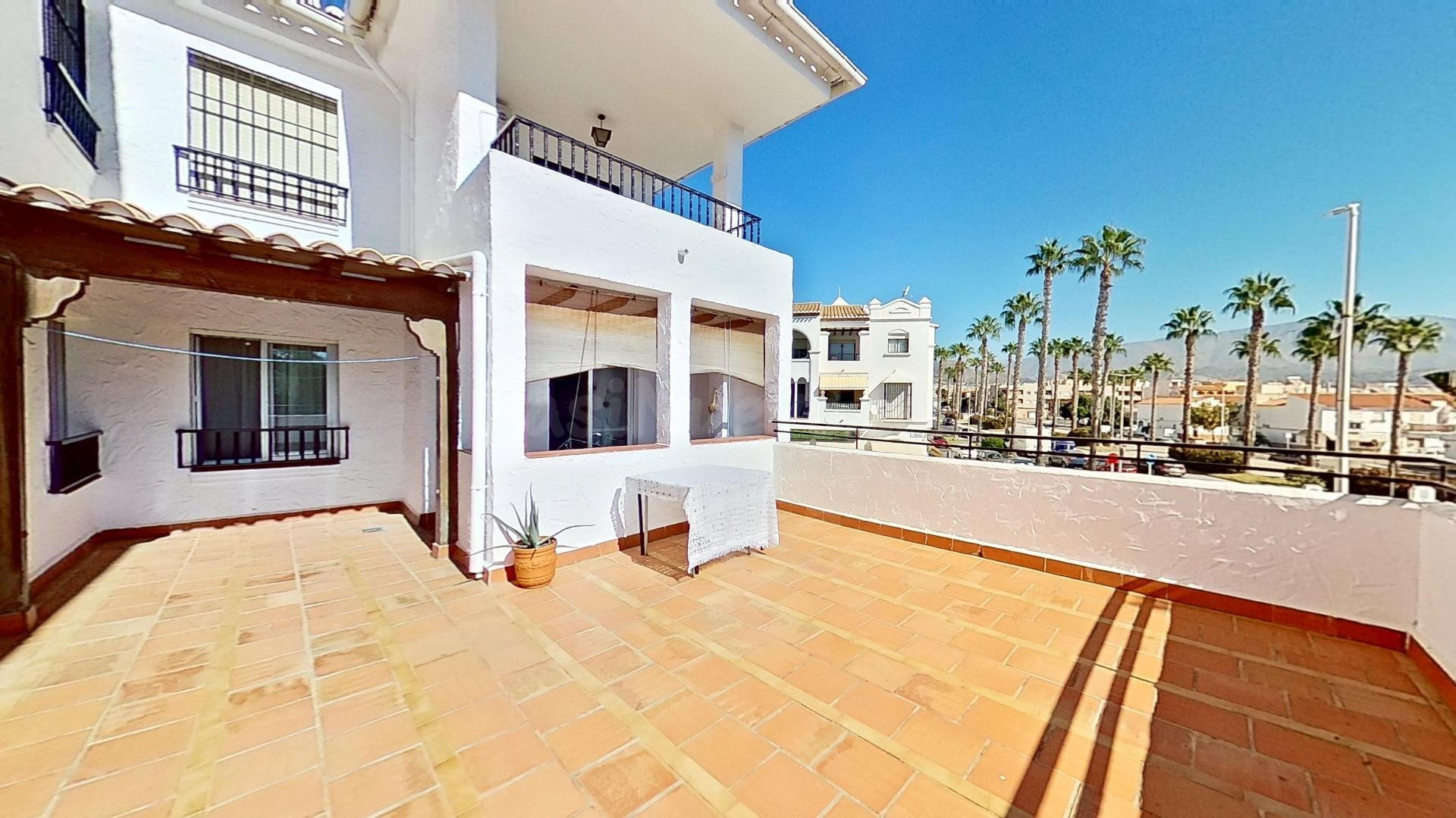 PISO EN PRIMERA LÍNEA DE PLAYA DE PONIENTE CON GRAN TERRAZA Y VISTAS AL MAR