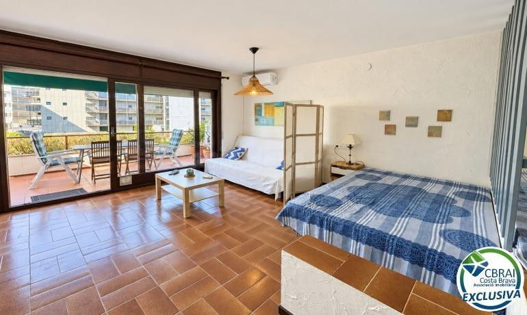 Amplio estudio con terraza y licencia turística a 80 metros  - foto 3